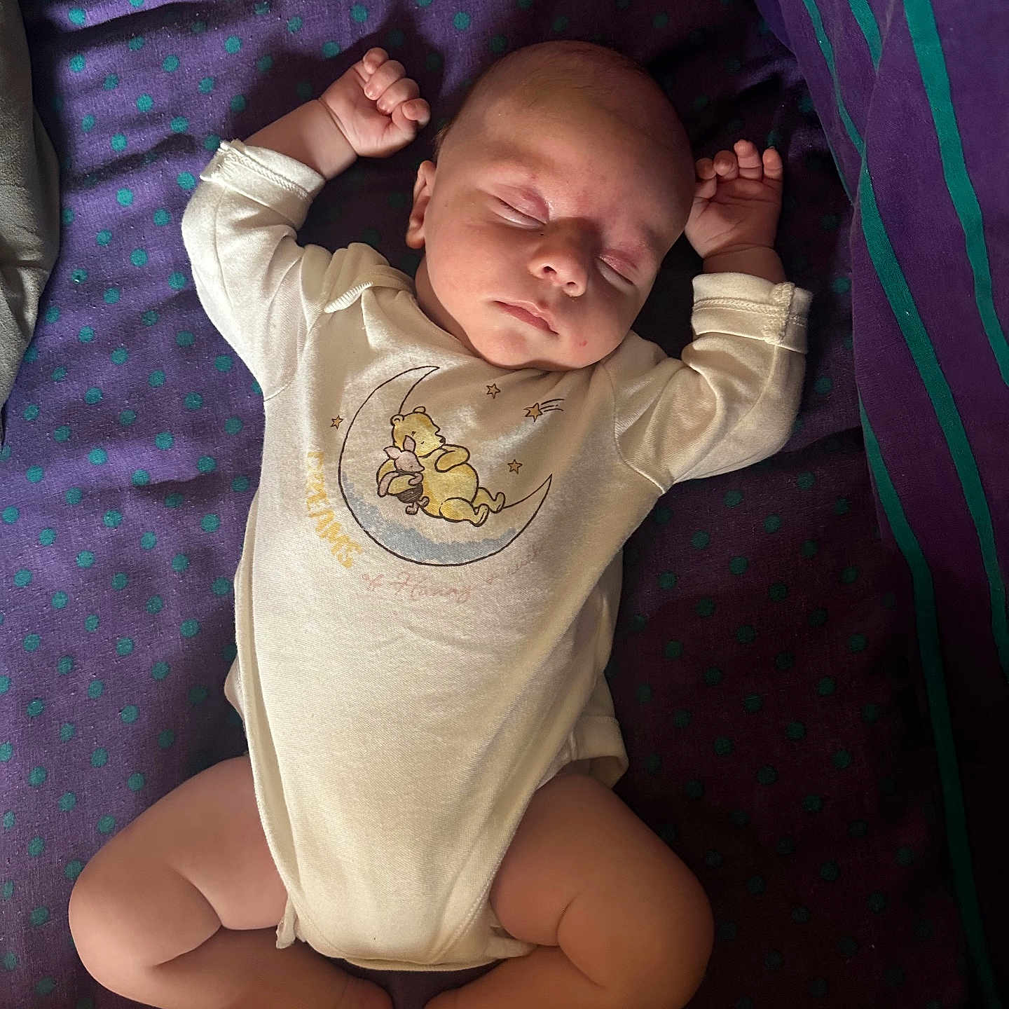 Kaizen a rejoint le concours — aidez-le/la à gagner de superbes lots ! arms_up, baby, blanket, clothing, cute, face, foot, head, indoors, infant, leg, lying_down, onesie, peaceful, polka_dot, purple, skin, sleeping, soft, striped