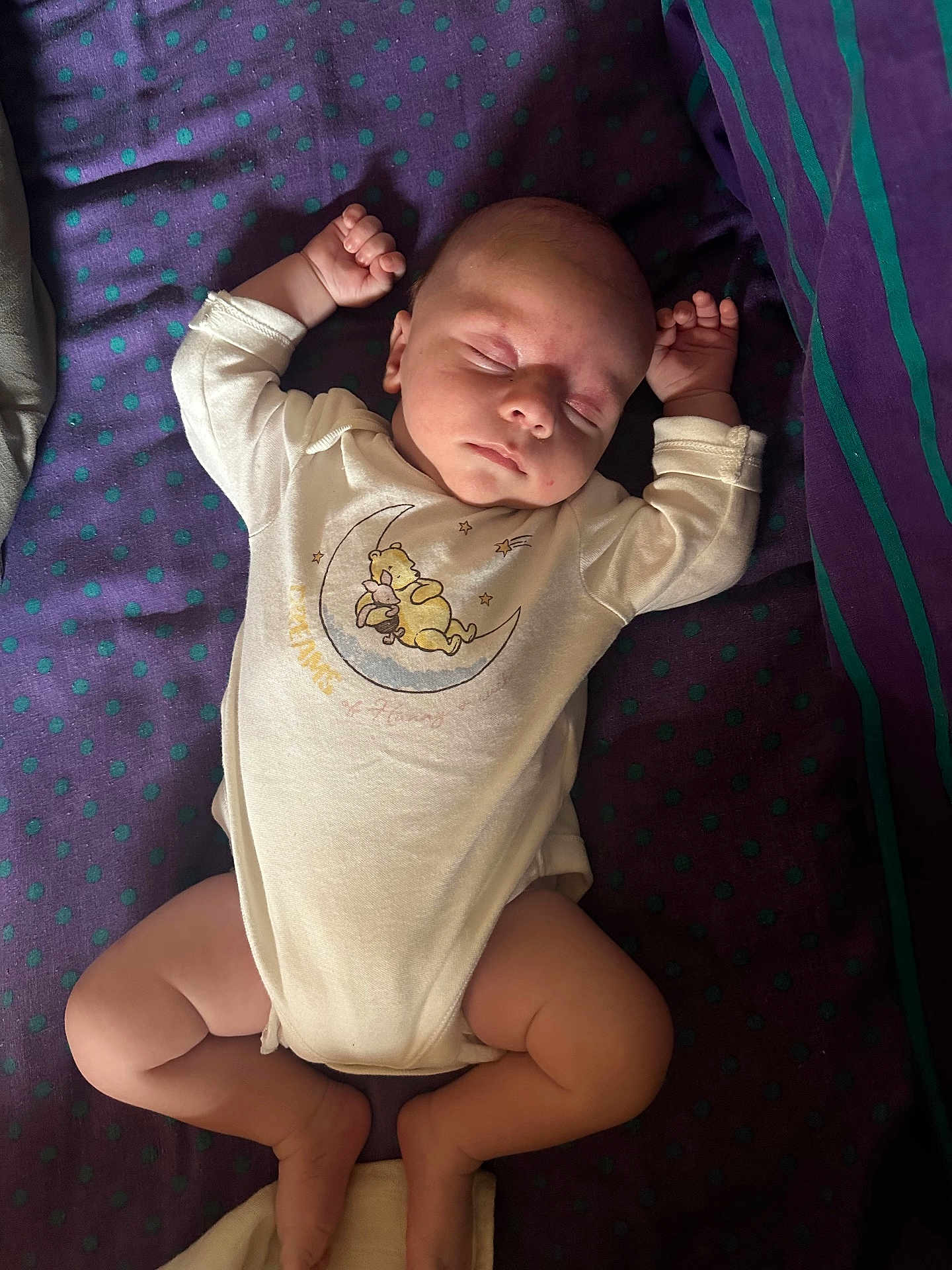 Kaizen a rejoint le concours — aidez-le/la à gagner de superbes lots ! baby, sleeping, onesie, infant, blanket, purple, polka_dot, striped, arms_up, cute, peaceful, face, skin, head, leg, foot, clothing, lying_down, indoors, soft