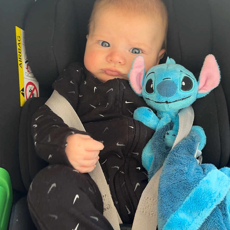 Sacha participe au concours pour gagner de l'argent avec cette photo : baby, black_clothing, blue, car_interior, car_seat, child, comfort, cute, expression, face, indoors, infant, onesie, plush_toy, portrait, seat_belt, sitting, soft_toy, stuffed_animal, young