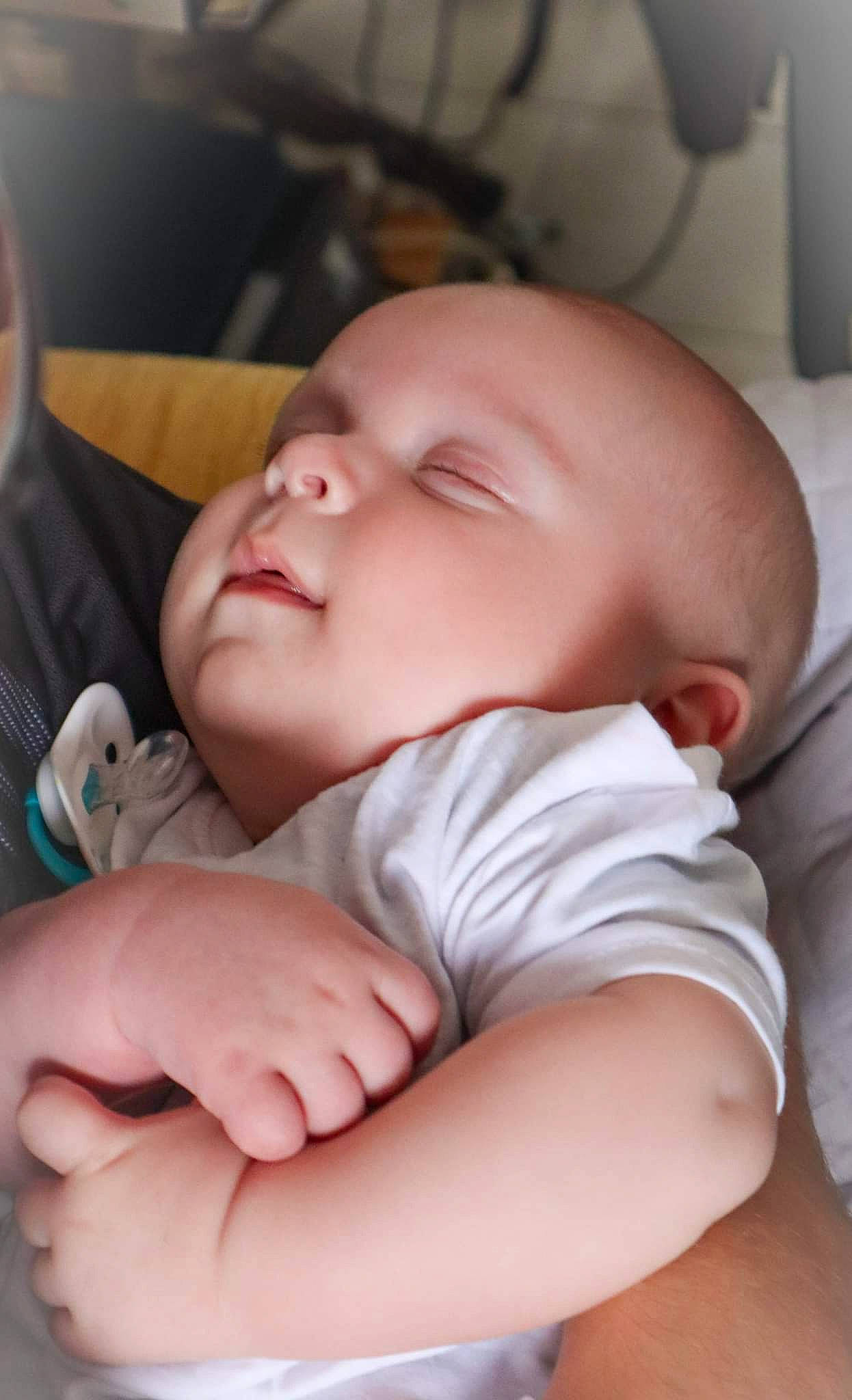 Eloan a rejoint le concours — aidez-le/la à gagner de superbes lots ! baby, baby_sleeping, baby_toddler_clothing, cheek, child, chin, comfort, elbow, eye, finger, gesture, linens, mouth, nose, person, product, skin, sleeve, textile, thumb