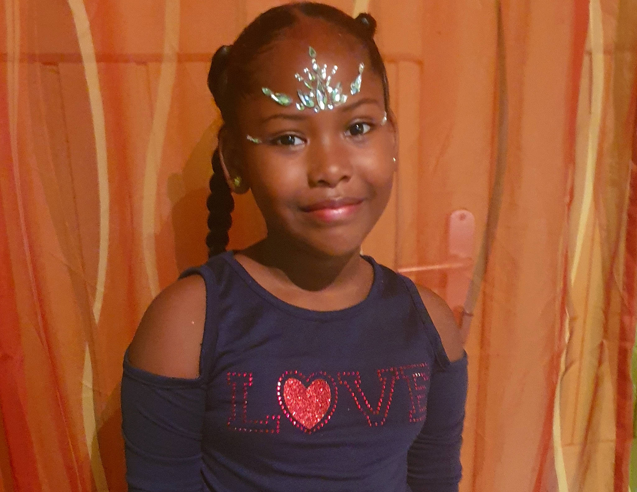 Erin participe au concours pour gagner de l'argent avec cette photo : fashion_accessory, forehead, hair, hair_accessory, headband, headgear, headpiece, joy, person