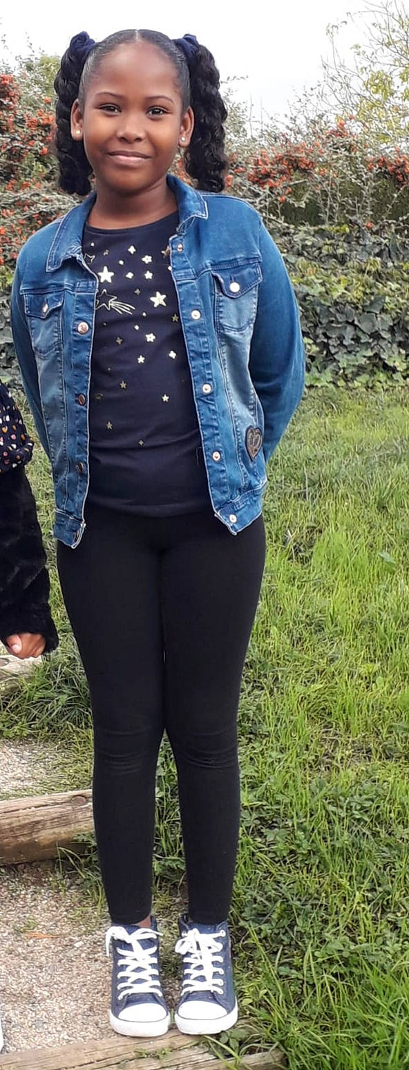 Erin a rejoint le concours — aidez-le/la à gagner de superbes lots ! blue, button, clothing, denim, electric_blue, footwear, jacket, jeans, joy, outerwear, pattern, person, pocket, shirt, shoe, sleeve, style, textile, top, trousers