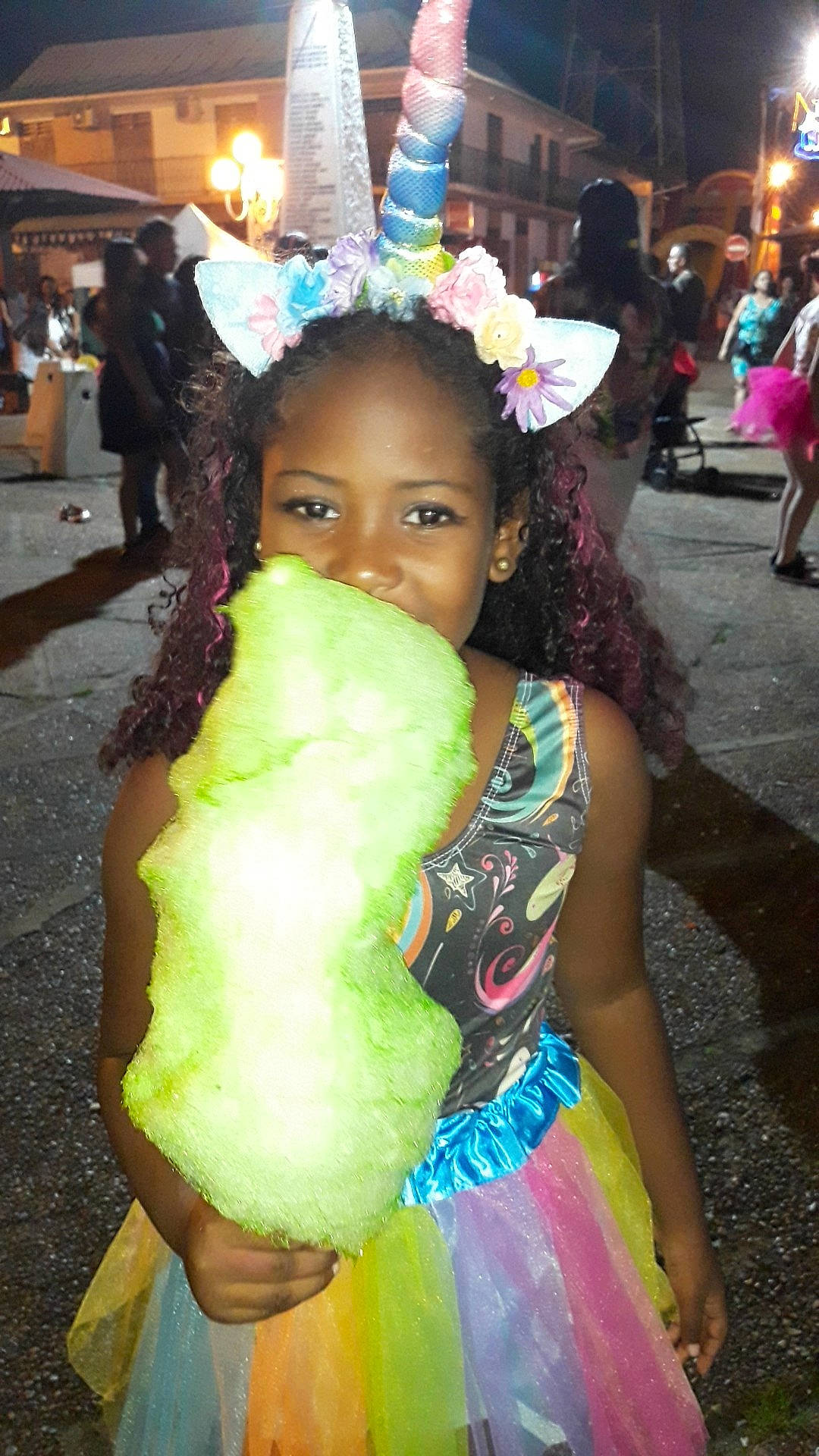 Erin a rejoint le concours — aidez-le/la à gagner de superbes lots ! costume, person, smile, under_exposed