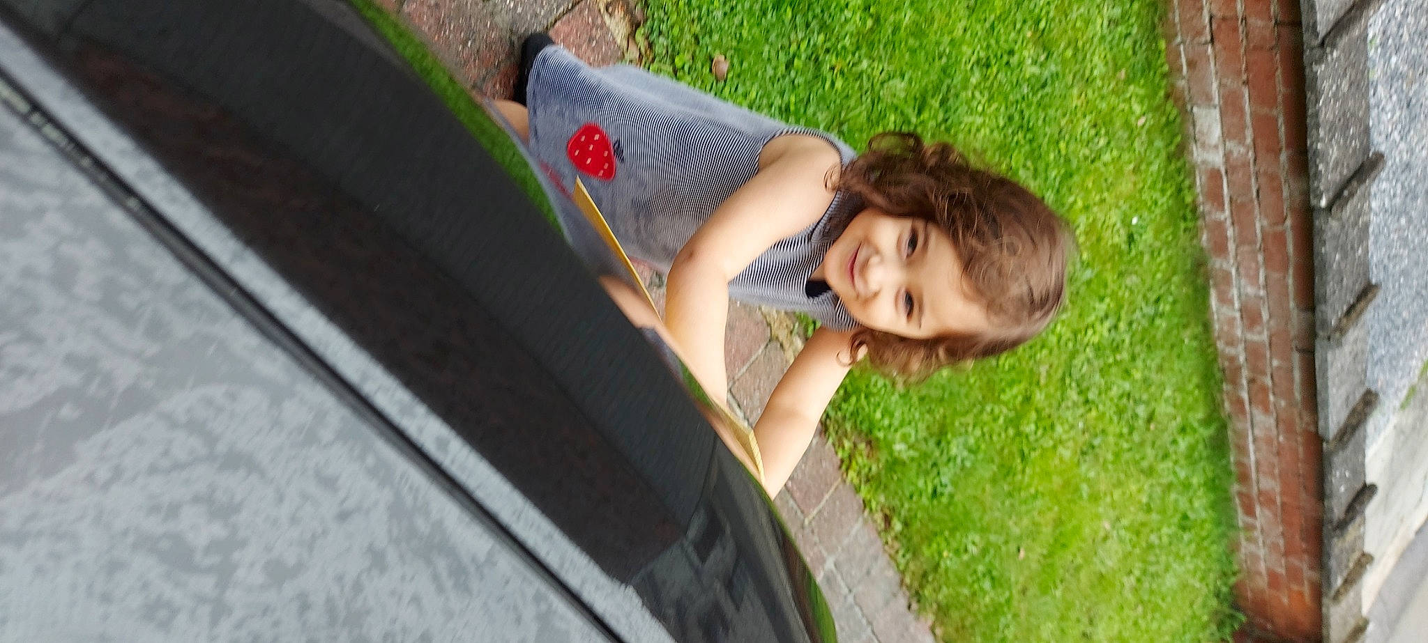 Aria a rejoint le concours — aidez-le/la à gagner de superbes lots ! automotive_design, automotive_exterior, automotive_tire, automotive_wheel_system, automotive_window_part, face, fun, grass, hair, happy, joy, leisure, motor_vehicle, people_in_nature, person, plant, recreation, smile, tints_and_shades, tree