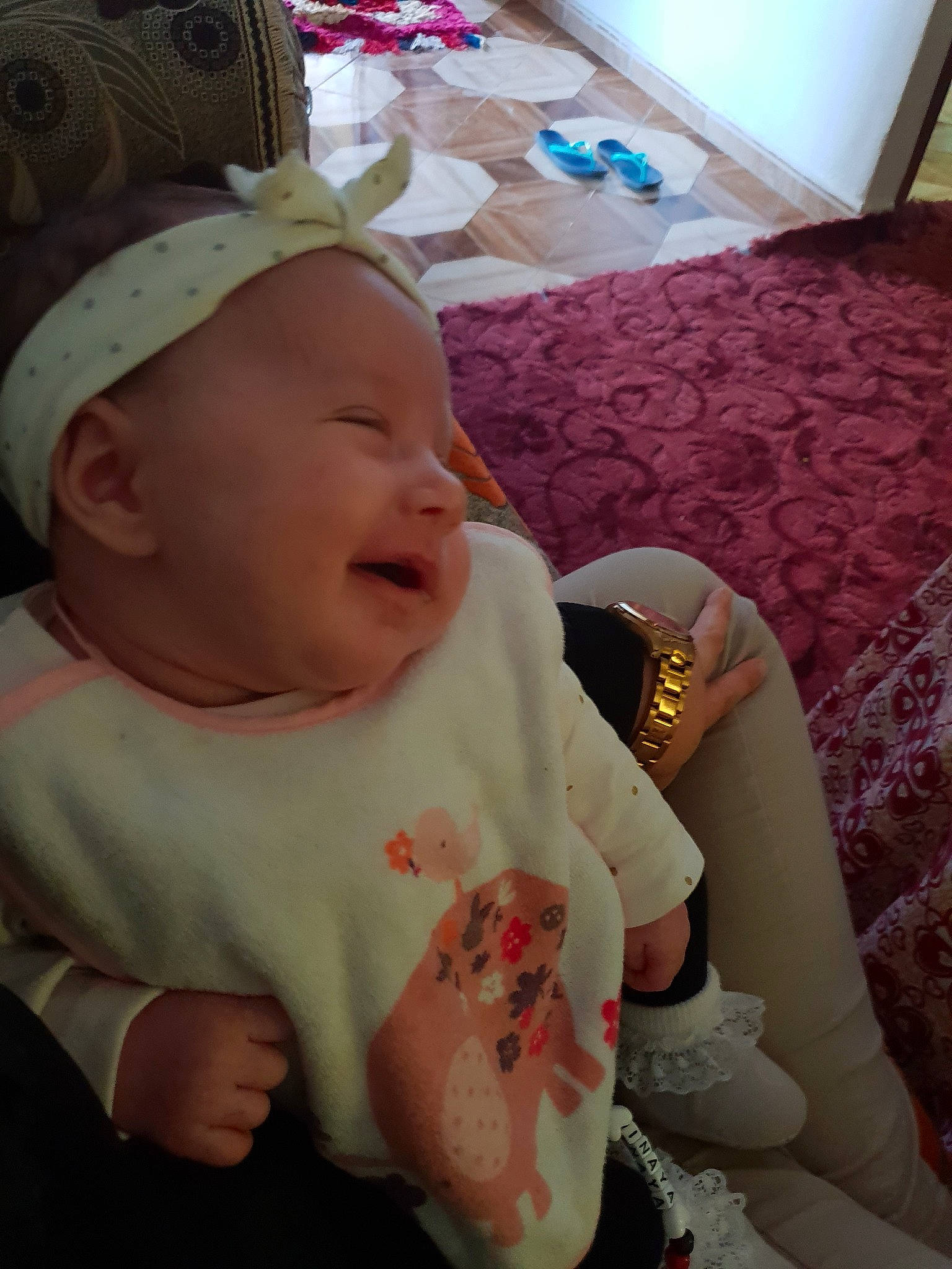 Inaya a rejoint le concours — aidez-le/la à gagner de superbes lots ! arm, cheek, child, day, ear, eye, finger, girl, hand, head, human_hair_color, infant, mouth, nose, person, pink, product, skin, smile, textile