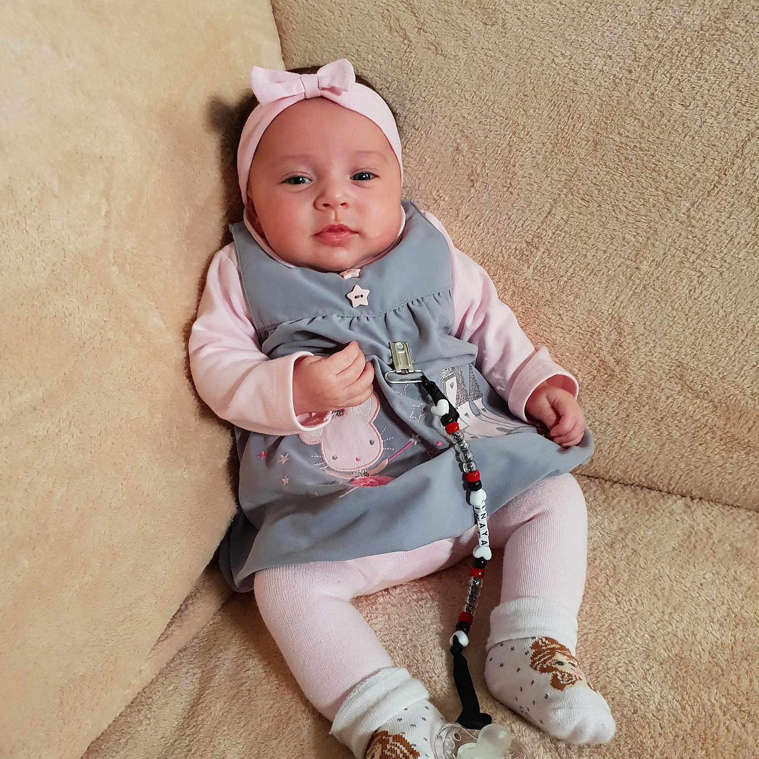 Inaya a rejoint le concours — aidez-le/la à gagner de superbes lots ! child, costume, girl, hair_accessory, headgear, headpiece, infant, person, pink, product, skin, smile, toddler