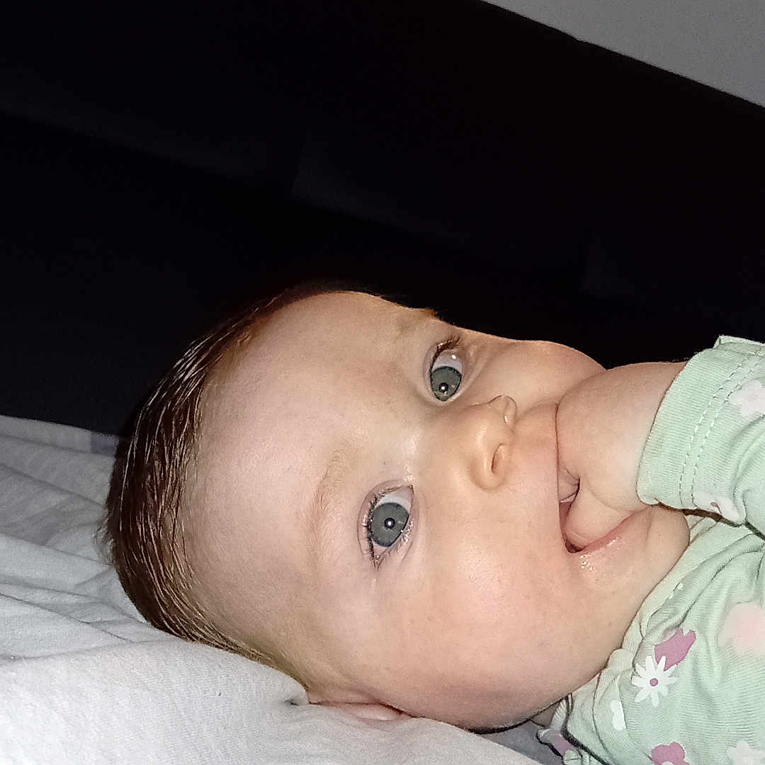 Maïvan participe au concours pour gagner de l'argent avec cette photo : baby, bed, bodypart, clothing, crib, face, finger, furniture, hand, happy, head, infantbed, longsleeve, mouth, newborn, person, photography, portrait, sleeve, smile
