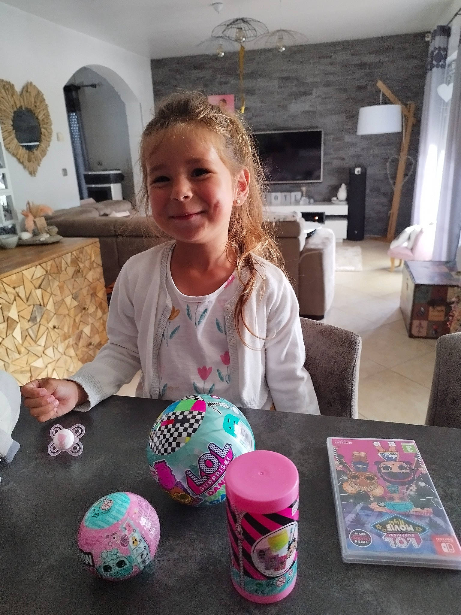 Rose participe au concours pour gagner de l'argent avec cette photo : art, chair, child, couch, design, easter, event, flooring, fun, furniture, holiday, joy, leisure, lighting, person, picture_frame, play, smile, t_shirt, table