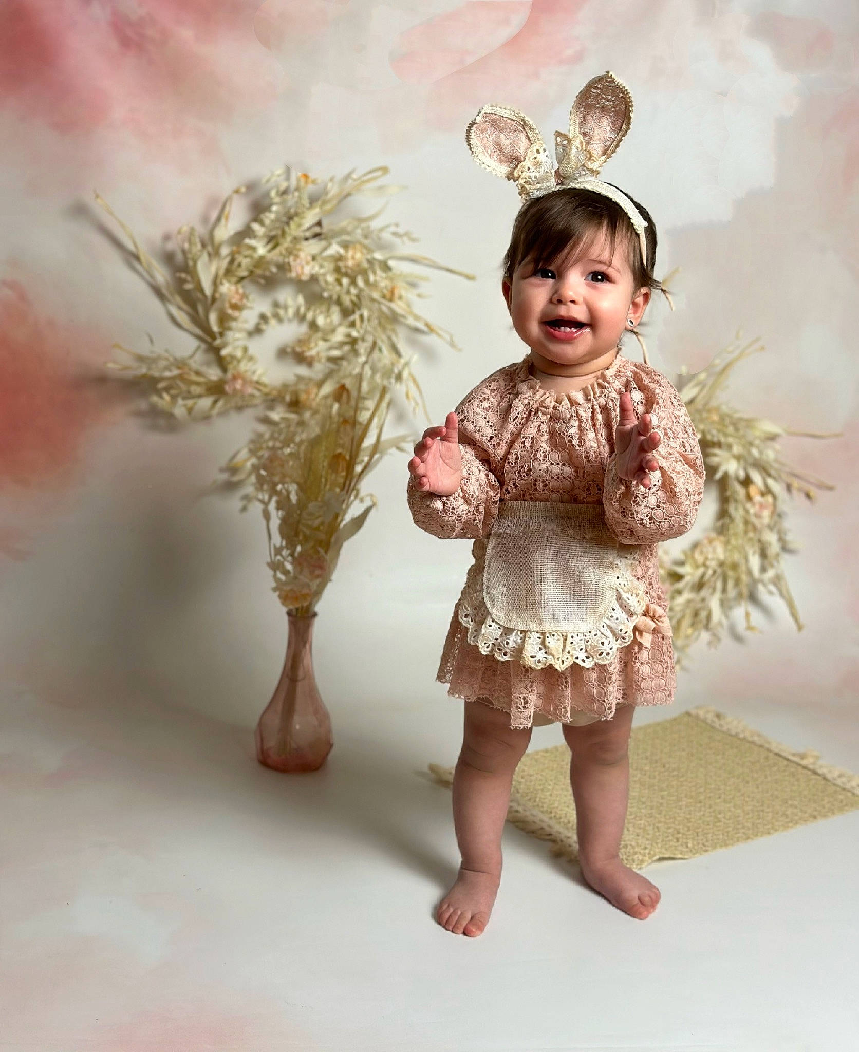 Mélanie participe au concours pour gagner de l'argent avec cette photo : baby_toddler_clothing, costume_hat, cut_flowers, embellishment, fashion_accessory, fawn, feather, hair_accessory, happy, headgear, headpiece, joy, pattern, peach, person, petal, pink, sleeve, smile, toddler