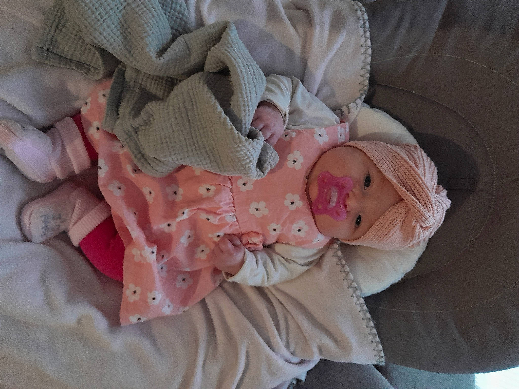 Leewene a rejoint le concours — aidez-le/la à gagner de superbes lots ! baby, baby_products, baby_safety, baby_sleeping, baby_toddler_clothing, child, comfort, eye, hat, head, headgear, headwear, linens, pattern, person, pink, room, skin, sleep, sleeve