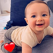 Mylan participe au concours pour gagner de l'argent avec cette photo : baby, smiling, crawling, carpet, pillow, indoor, child, happy, red_heart, cute, infant, clothing, face, person, home, floor, toy, blue, playful, young