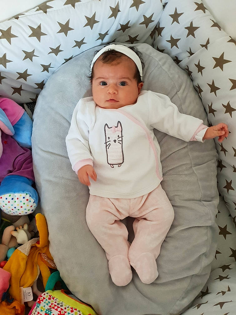 Lya participe au concours pour gagner de l'argent avec cette photo : baby_products, child, day, infant, material, person, play, product, sitting, skin, smile, textile, toddler