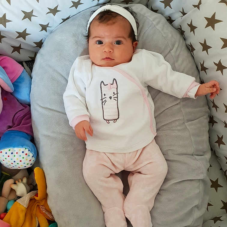 Lya participe au concours pour gagner de l'argent avec cette photo : baby_products, child, day, infant, material, person, play, product, sitting, skin, smile, textile, toddler