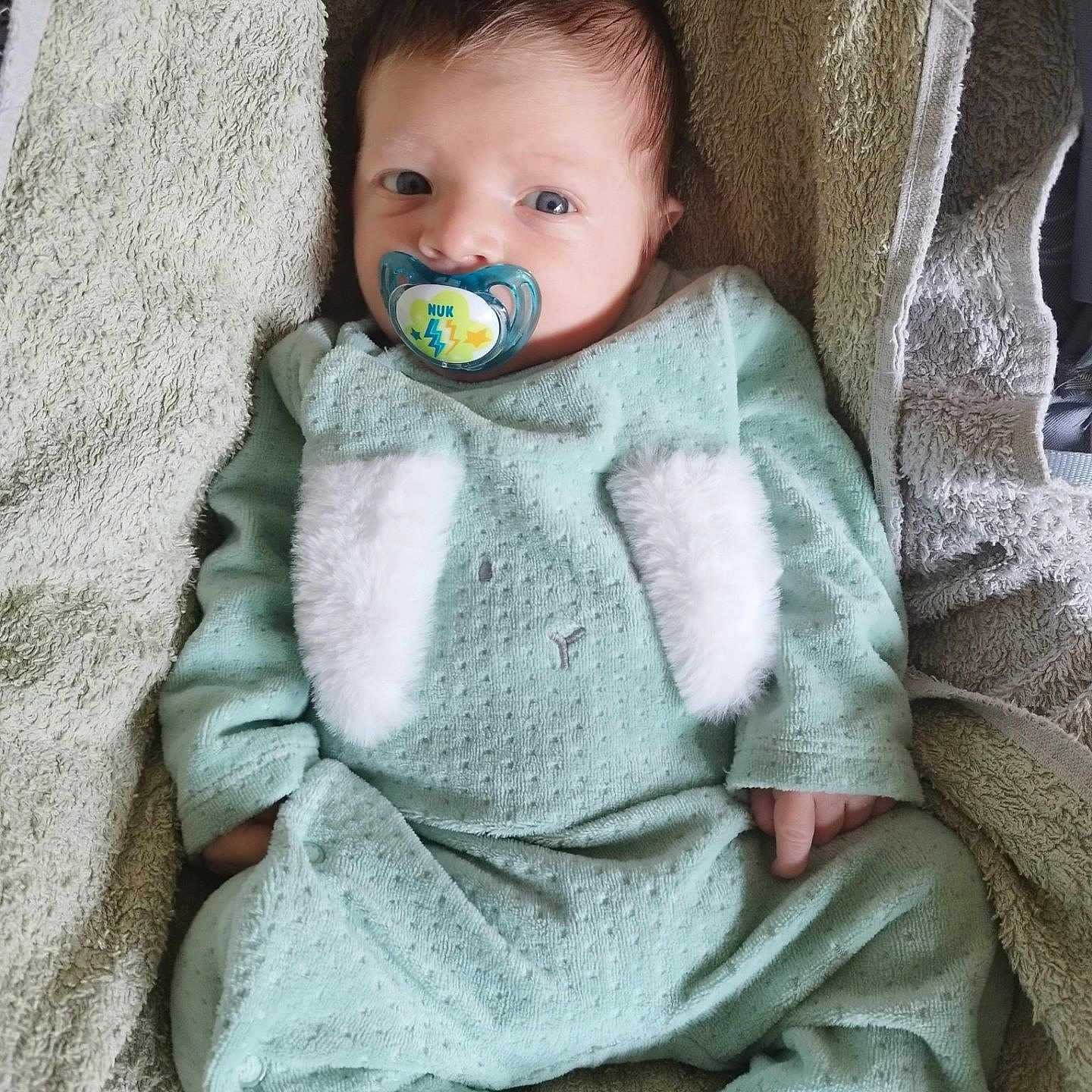 Lohan participe au concours pour gagner de l'argent avec cette photo : baby, bed, blanket, clothing, cushion, face, furniture, happy, head, homedecor, knitwear, linen, newborn, pants, person, photography, portrait, quilt, smile, sweater