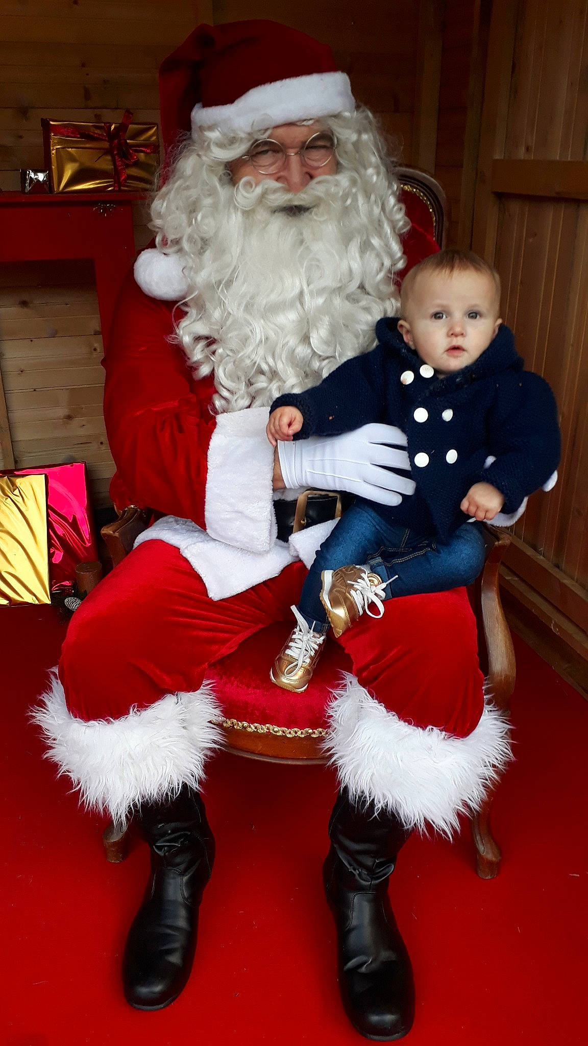 Luna participe au concours pour gagner de l'argent avec cette photo : christmas, christmas_decoration, fictional_character, headwear, holiday, lap, person, santa_claus