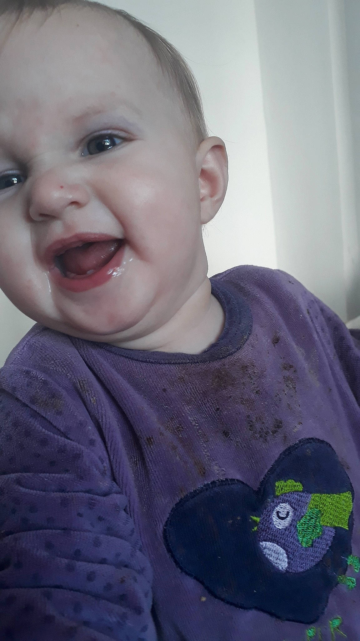 Luna participe au concours pour gagner de l'argent avec cette photo : cheek, child, chin, emotion, eye, face, facial_expression, forehead, hair, head, human_hair_color, infant, lip, nose, person, pink, purple, skin, smile, toddler