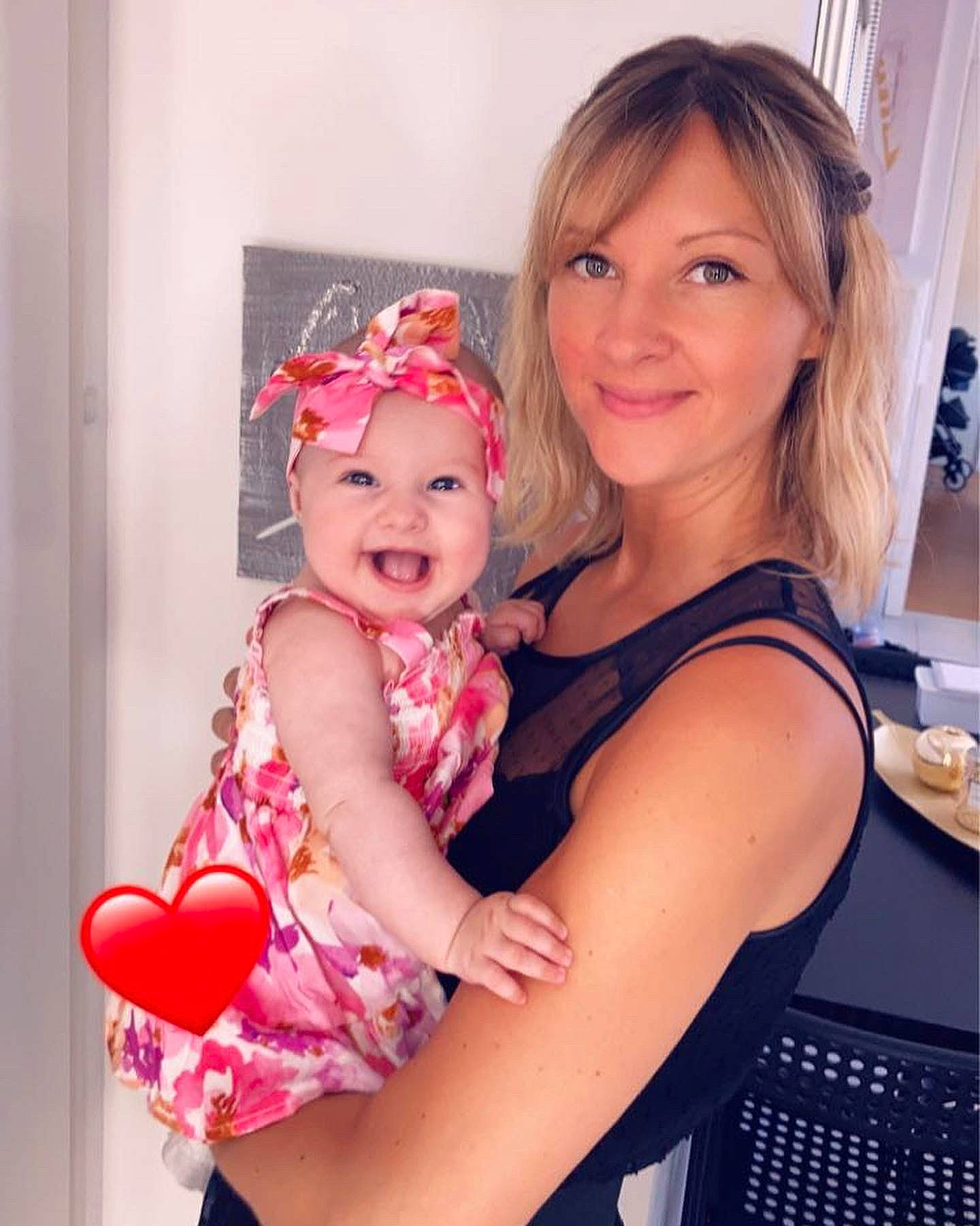 Amalya participe au concours pour gagner de l'argent avec cette photo : baby_toddler_clothing, blond, child, curtain, event, fashion_accessory, fun, hairstyle, happy, hat, headband, headpiece, headwear, jewellery, joy, magenta, necklace, person, pink, skin