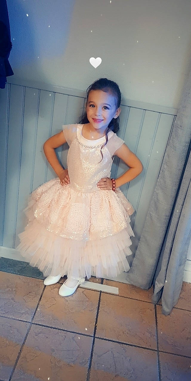 Lya a rejoint le concours — aidez-le/la à gagner de superbes lots ! ballet_tutu, bridal_accessory, bridal_clothing, bridal_party_dress, dance, day_dress, dress, embellishment, fashion_design, flash_photography, formal_wear, gown, happy, headpiece, joy, neck, person, ruffle, smile, textile