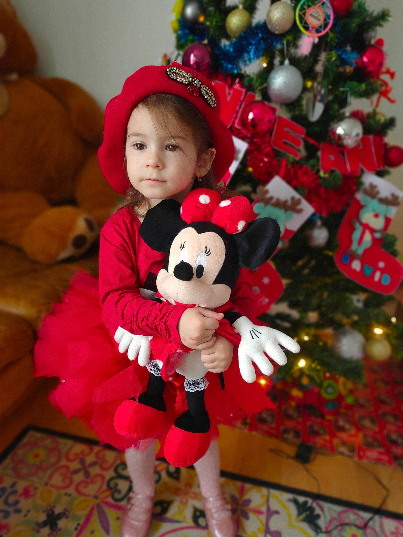 Amélie a rejoint le concours — aidez-le/la à gagner de superbes lots ! child, christmas, christmas_decoration, christmas_eve, christmas_ornament, christmas_tree, event, fictional_character, happy, holiday, person, pink, plant, plush, red, smile, stuffed_toy, teddy_bear, toddler, toy