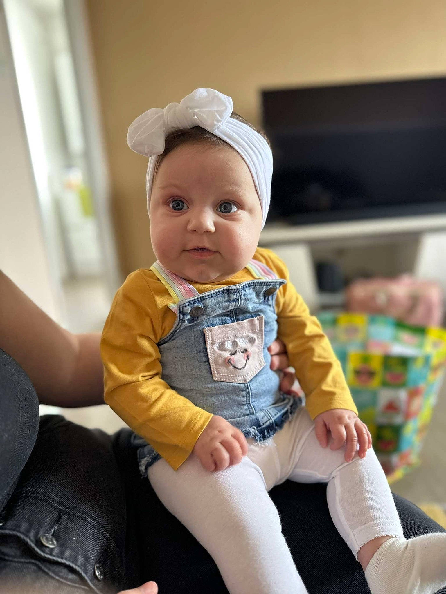 Maëlya a rejoint le concours — aidez-le/la à gagner de superbes lots ! baby, baby_toddler_clothing, cheek, child, comfort, facial_expression, fun, happy, human_body, human_leg, knee, person, sitting, sleeve, sock, thigh, thumb, toddler