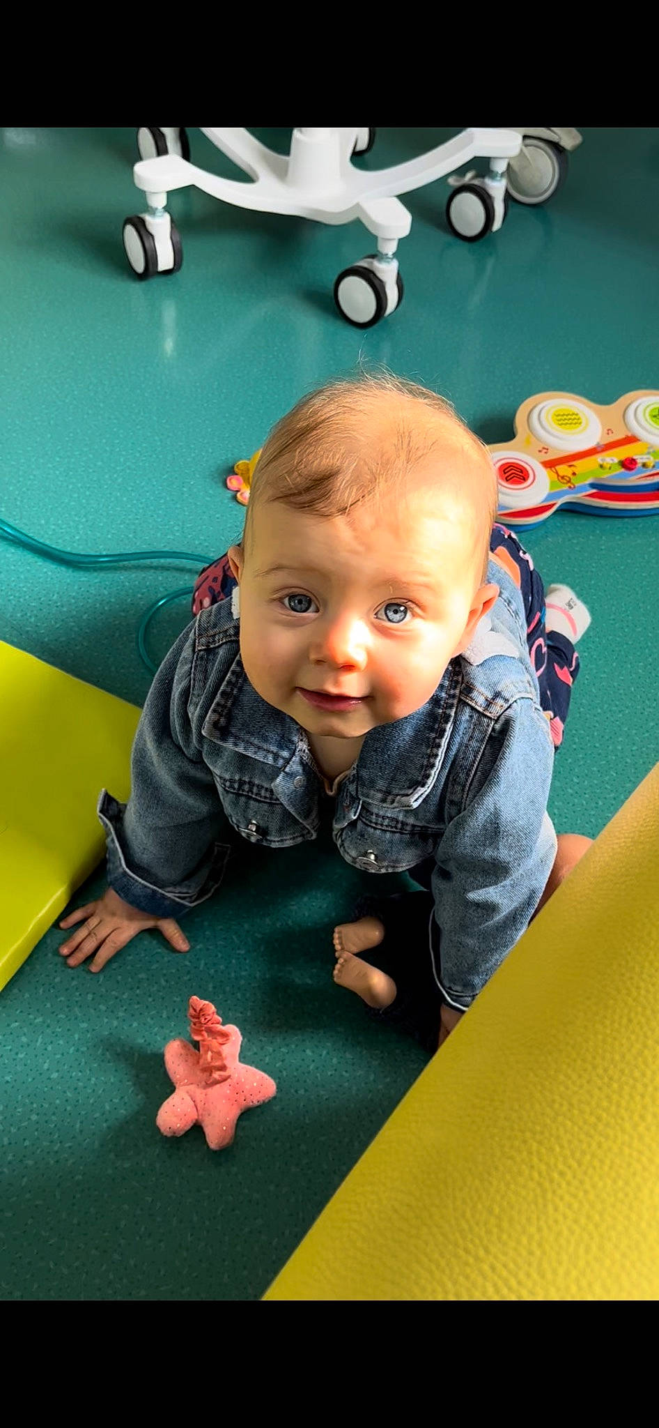 Emy participe au concours pour gagner de l'argent avec cette photo : baby, baby_toddler_clothing, cheek, child, finger, flooring, fun, grass, green, happy, head, leisure, person, play, recreation, room, sitting, skin, smile, toddler