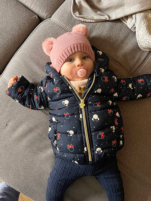 Emy a rejoint le concours — aidez-le/la à gagner de superbes lots ! baby, baby_toddler_clothing, cap, child, clothing, collar, comfort, fur, headgear, headwear, hood, human_body, jacket, outerwear, overcoat, pattern, person, sitting, sleeve, smile