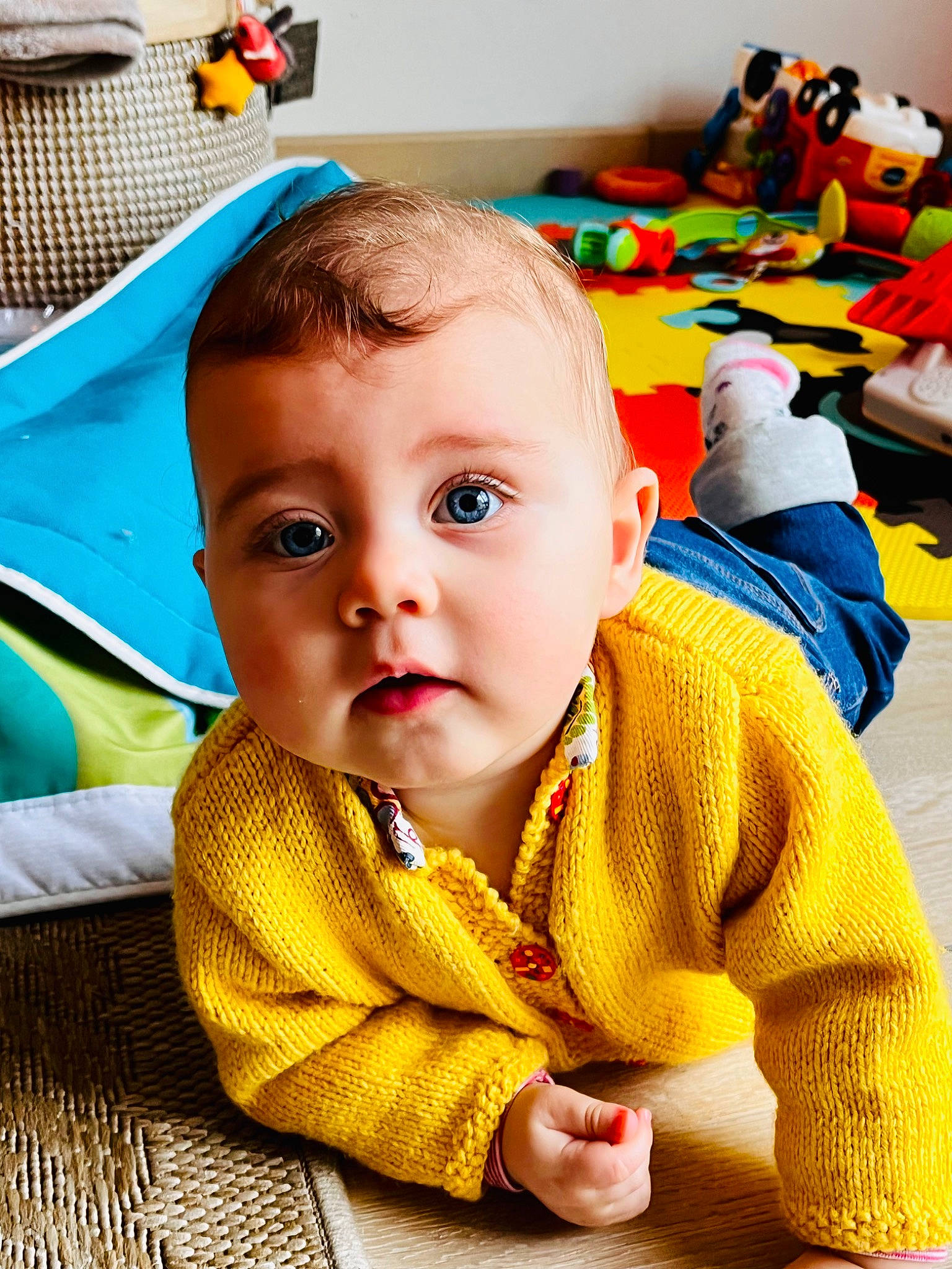 Emy participe au concours pour gagner de l'argent avec cette photo : baby, baby_products, baby_toddler_clothing, cheek, child, eye, facial_expression, flooring, fun, green, happy, human, iris, orange, people, person, photograph, skin, snapshot, toddler