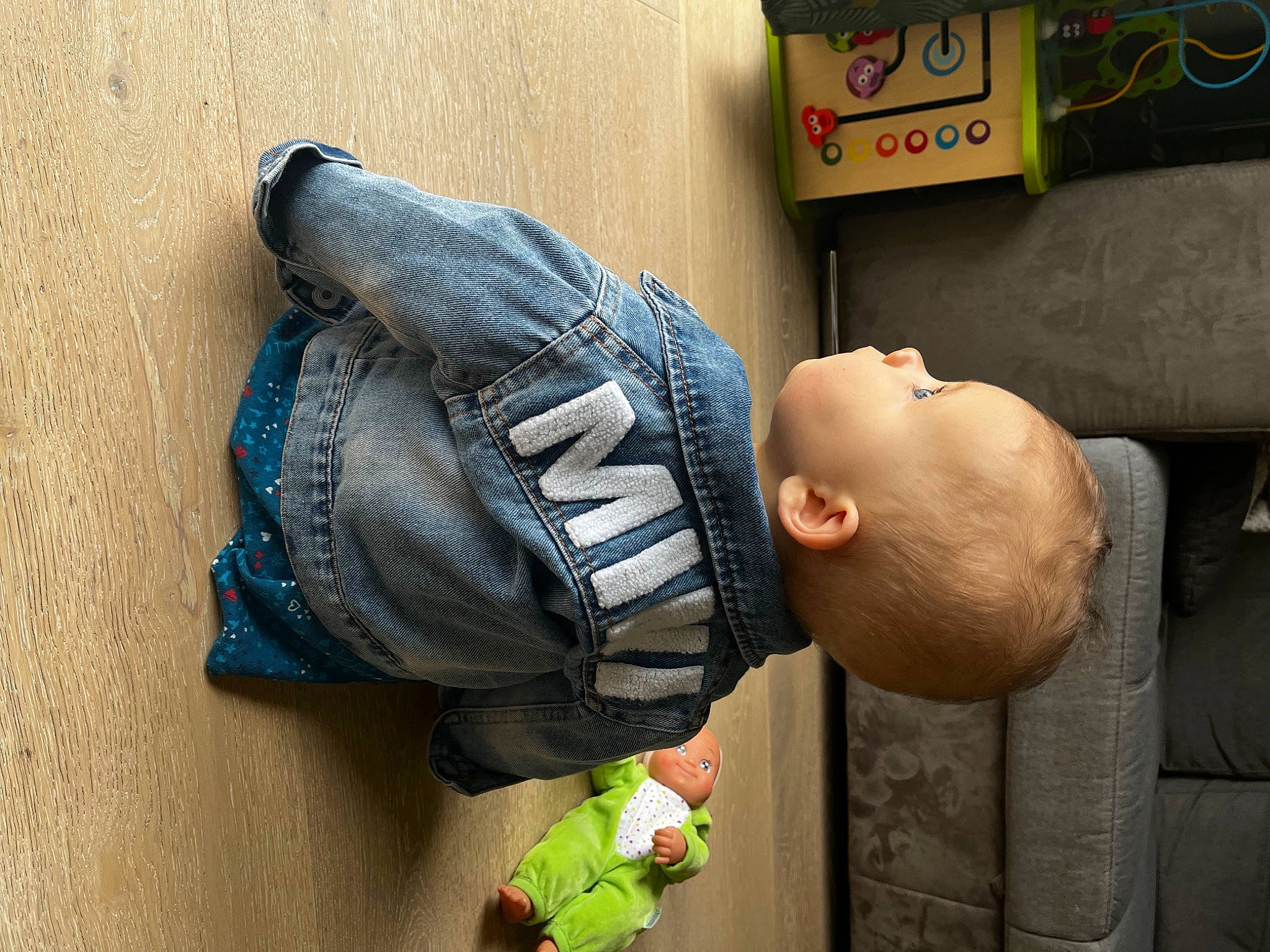 Emy a rejoint le concours — aidez-le/la à gagner de superbes lots ! baby, child, comfort, denim, electric_blue, green, happy, helmet, human, outdoor_shoe, person, personal_protective_equipment, plant, sitting, tire, toddler, toy, travel, vehicle, wheel