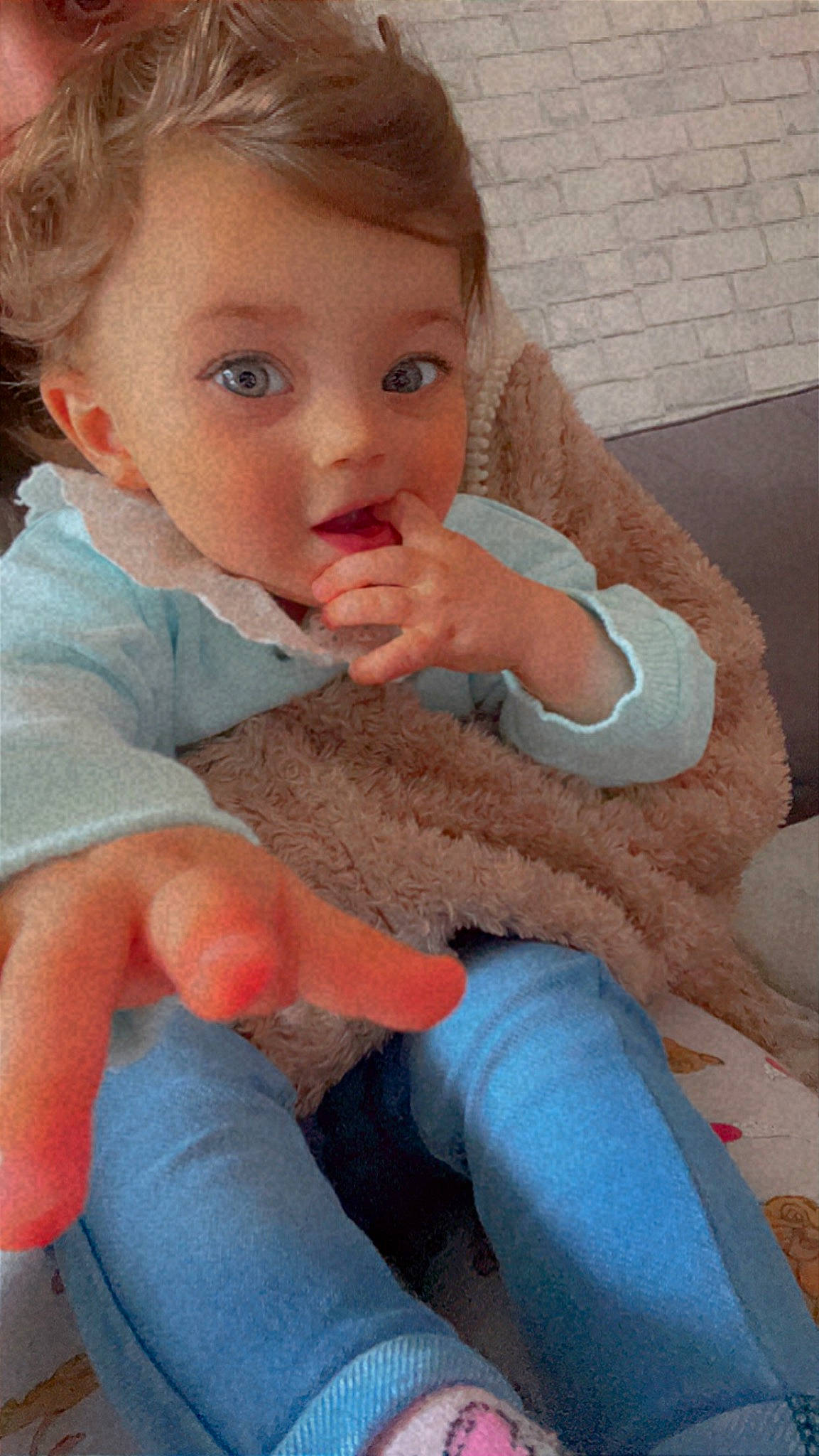 Alytha a rejoint le concours — aidez-le/la à gagner de superbes lots ! baby_toddler_clothing, cheek, chin, clothing, comfort, eye, eyebrow, eyelash, finger, gesture, hair, hand, happy, iris, jeans, leg, lip, nose, person, skin