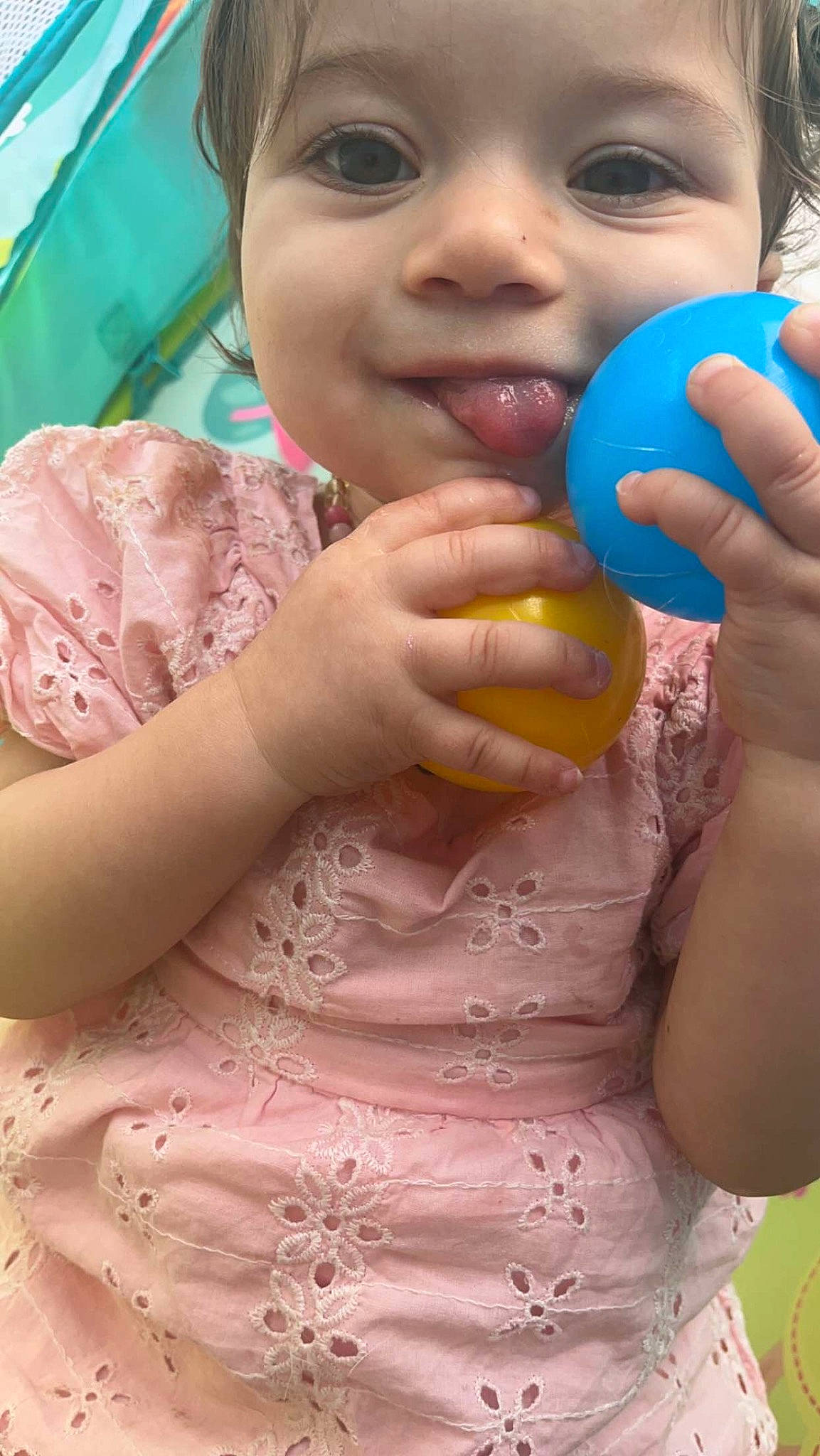 Alytha a rejoint le concours — aidez-le/la à gagner de superbes lots ! baby, baby_toddler_clothing, beauty, blue, cheek, child, finger, fun, gesture, green, hand, happy, nail, nose, person, pink, skin, smile, summer, thumb