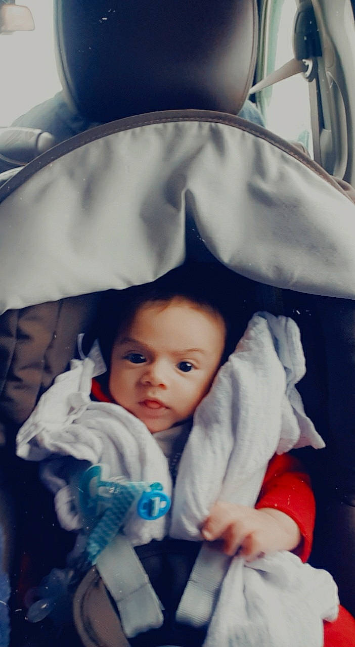 Mattew a rejoint le concours — aidez-le/la à gagner de superbes lots ! baby, baby_carriage, baby_products, baby_toddler_clothing, car_seat, child, comfort, eye, eyebrow, fun, happy, headgear, iris, mouth, person, product, skin, smile, textile, toddler