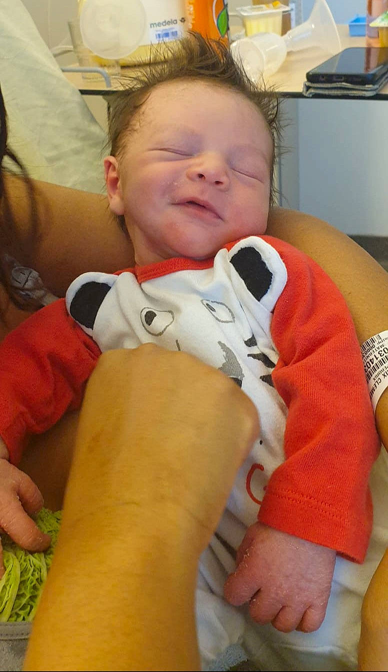 Mattew participe au concours pour gagner de l'argent avec cette photo : baby, baby_toddler_clothing, cheek, child, comfort, elbow, eye, finger, joint, knee, leg, mouth, nail, nose, people, person, skin, smile, thigh, thumb