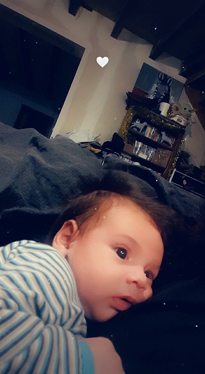 Mattew a rejoint le concours — aidez-le/la à gagner de superbes lots ! baby, baby_toddler_clothing, black_hair, cheek, child, cool, eyebrow, eyelash, fashion_accessory, flash_photography, flooring, fun, fur, happy, nose, person, portrait_photography, room, selfie, sitting