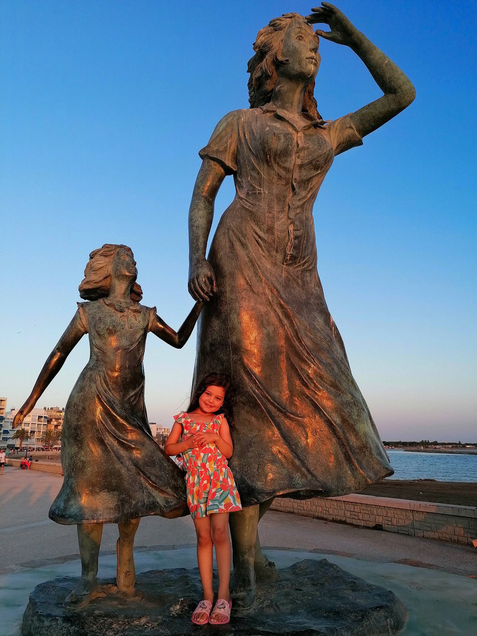 Lana participe au concours pour gagner de l'argent avec cette photo : art, beauty, fun, gesture, happy, human, joy, leisure, monument, nature, people_in_nature, person, sculpture, sky, standing, statue, summer, tree, trunk, water