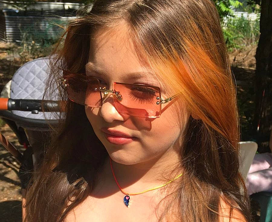 Kamli a rejoint le concours — aidez-le/la à gagner de superbes lots ! black_hair, chin, cool, eyebrow, eyelash, eyewear, facial_expression, forehead, glasses, hair, human, jaw, lip, lipstick, mouth, neck, nose, person, skin, sunglasses