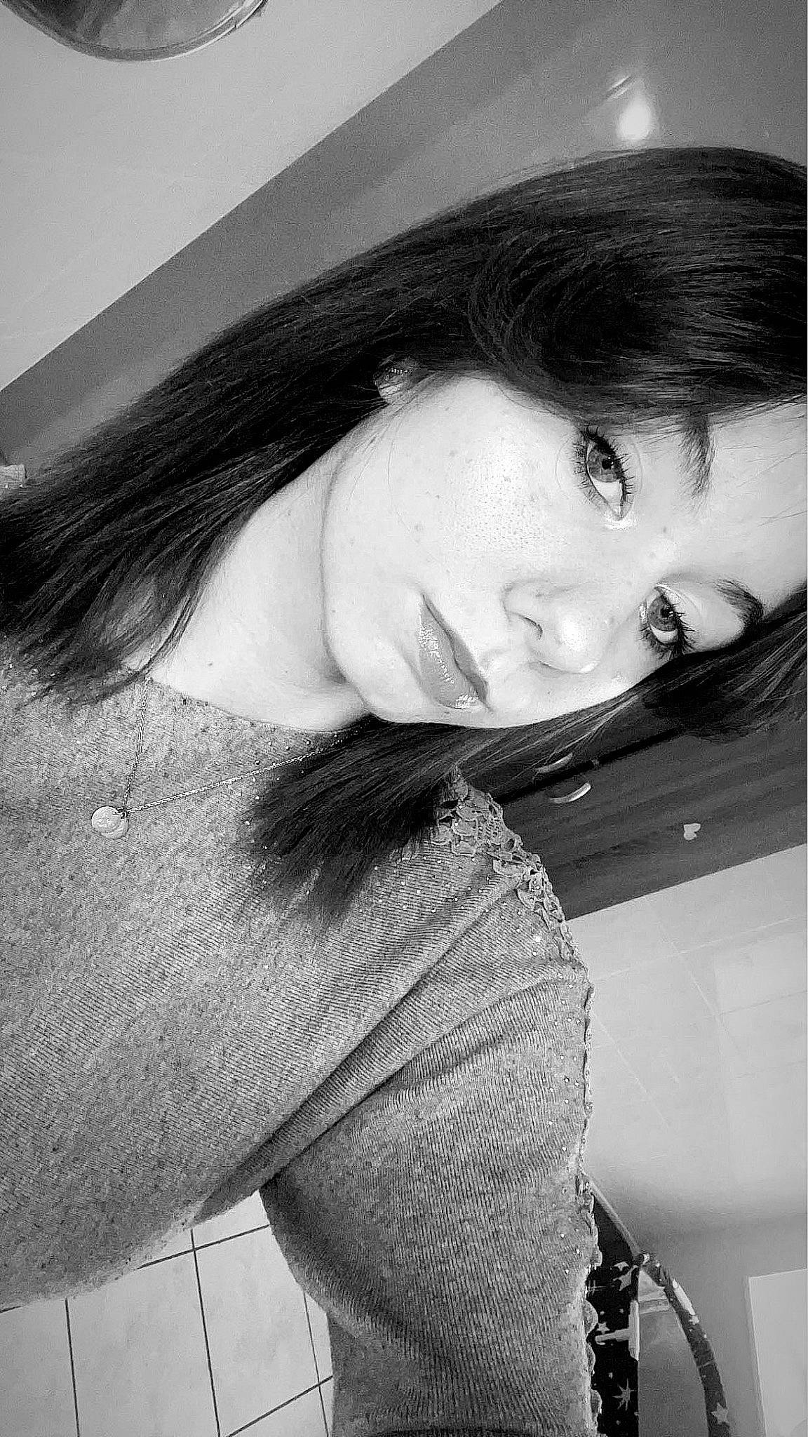 Maëllie participe au concours pour gagner de l'argent avec cette photo : black, black_and_white, black_hair, cool, eyebrow, eyelash, flash_photography, gesture, happy, jaw, lip, mouth, neck, nose, person, shoulder, skin, smile, style, tints_and_shades