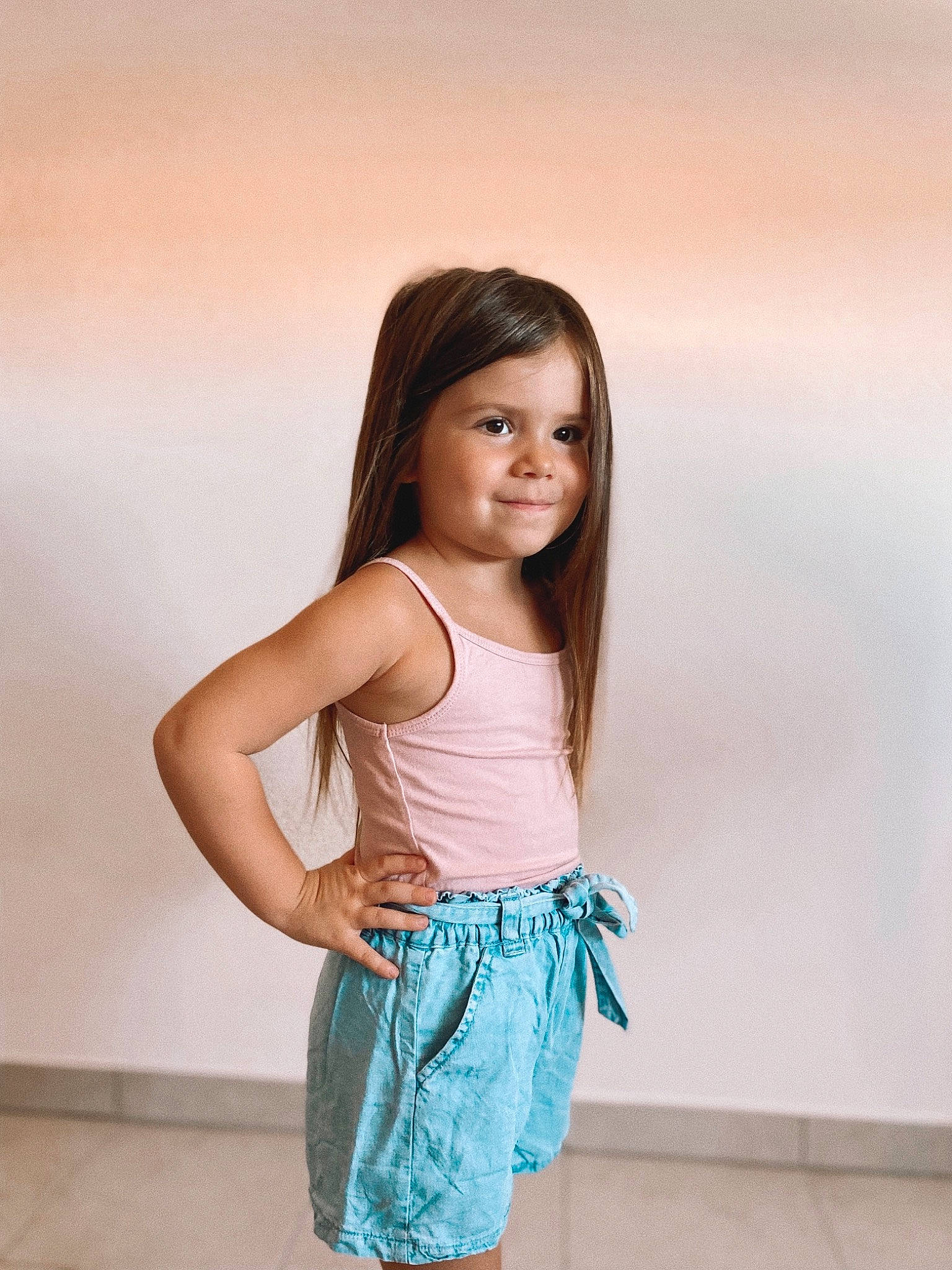 Kélia a rejoint le concours — aidez-le/la à gagner de superbes lots ! arm, day_dress, elbow, electric_blue, face, fashion_design, flash_photography, happy, human_body, joy, long_hair, neck, person, shorts, sleeve, smile, street_fashion, t_shirt, thigh, toddler