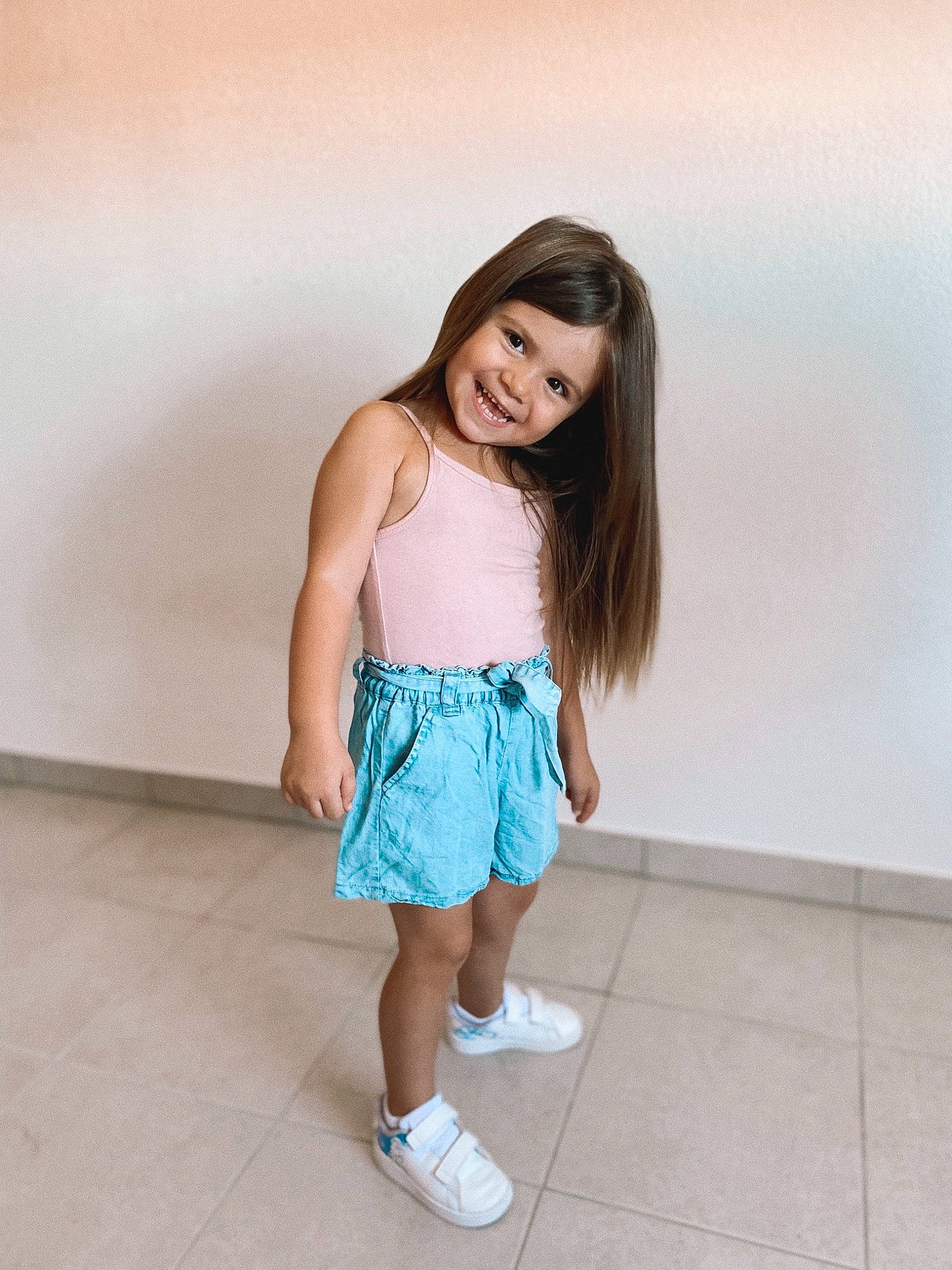 Kélia a rejoint le concours — aidez-le/la à gagner de superbes lots ! abdomen, dress, eye, flash_photography, footwear, hair, happy, joy, knee, leg, long_hair, person, shirt, shorts, sleeve, smile, sportswear, street_fashion, thigh, toddler