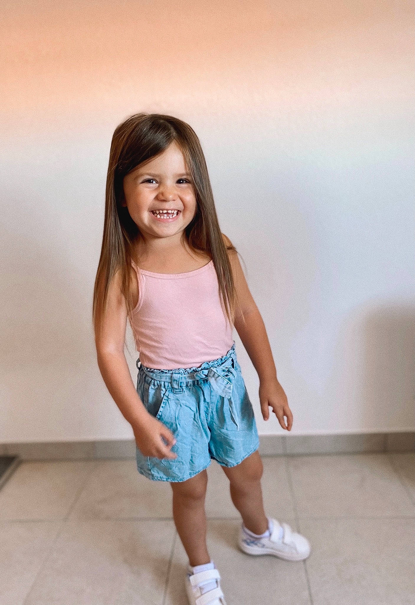 Kélia a rejoint le concours — aidez-le/la à gagner de superbes lots ! arm, eye, face, fashion_design, flash_photography, footwear, hair, happy, joy, knee, long_hair, person, shorts, skin, sleeve, smile, street_fashion, t_shirt, thigh, toddler