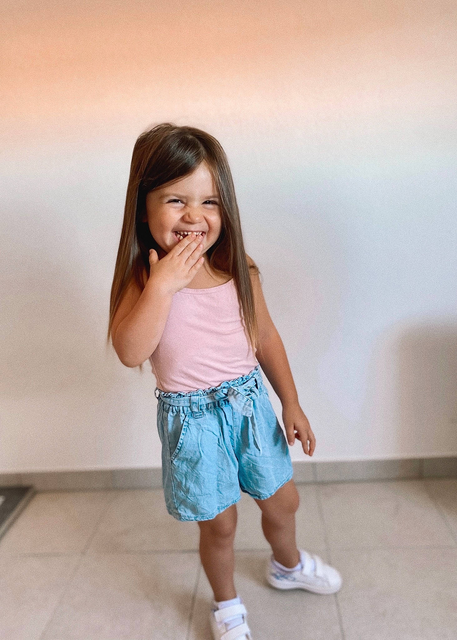 Kélia participe au concours pour gagner de l'argent avec cette photo : eye, fashion_design, flash_photography, footwear, fun, happy, human_leg, joy, knee, long_hair, person, shorts, shoulder, skin, sleeve, smile, street_fashion, t_shirt, thigh, toddler