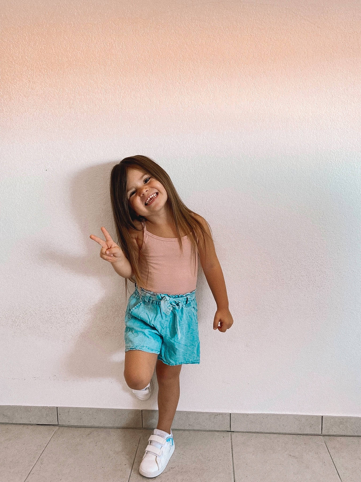 Kélia participe au concours pour gagner de l'argent avec cette photo : black_hair, clothing, electric_blue, face, fashion_design, flash_photography, happy, human_body, human_leg, joy, knee, long_hair, person, plant, shorts, sleeve, sportswear, street_fashion, t_shirt, thigh