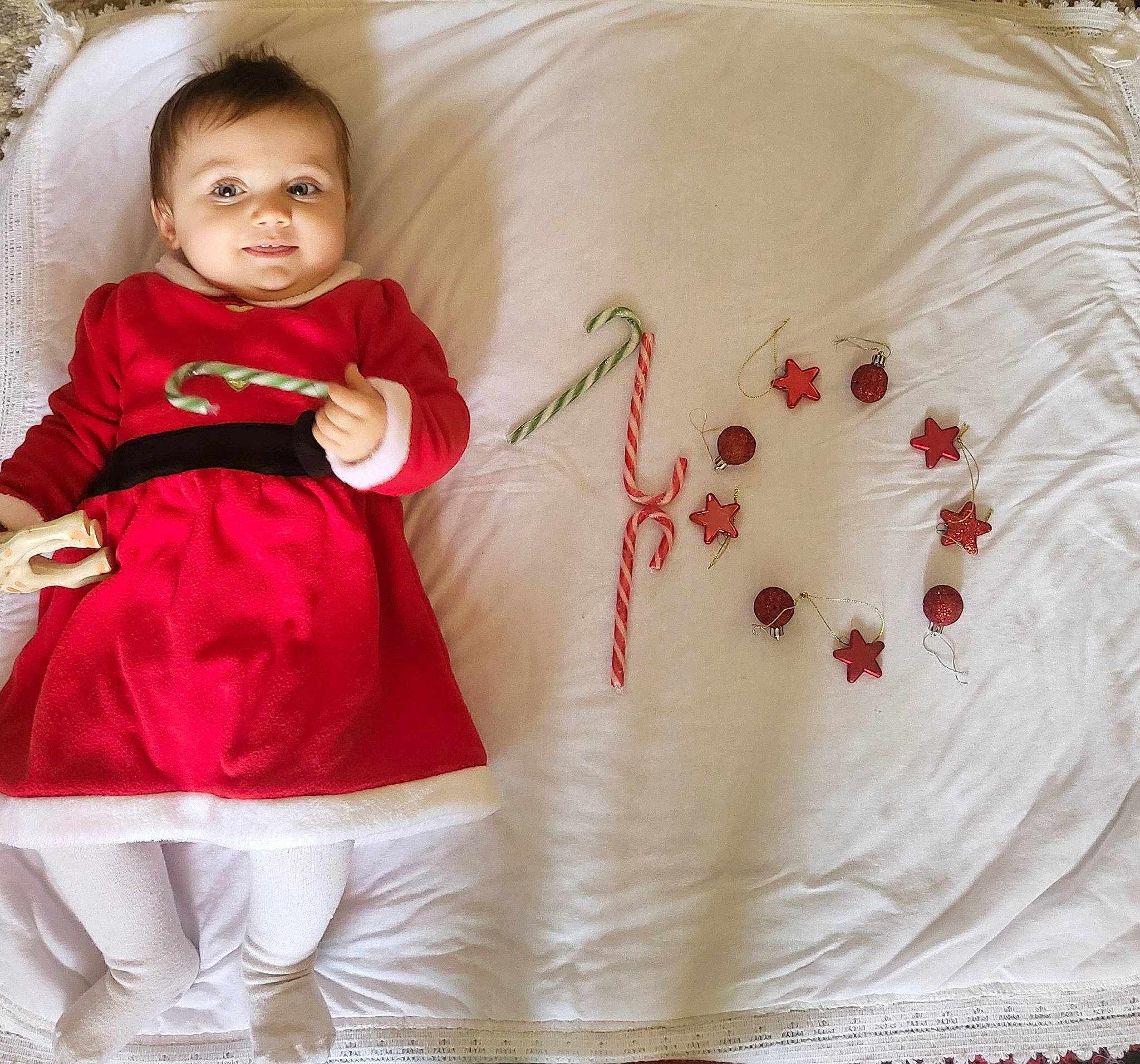 Emily Stefania a rejoint le concours — aidez-le/la à gagner de superbes lots ! baby, baby_toddler_clothing, carmine, child, dress, event, hand, happy, linens, magenta, neck, outerwear, pattern, peach, person, petal, red, sleeve, t_shirt, textile