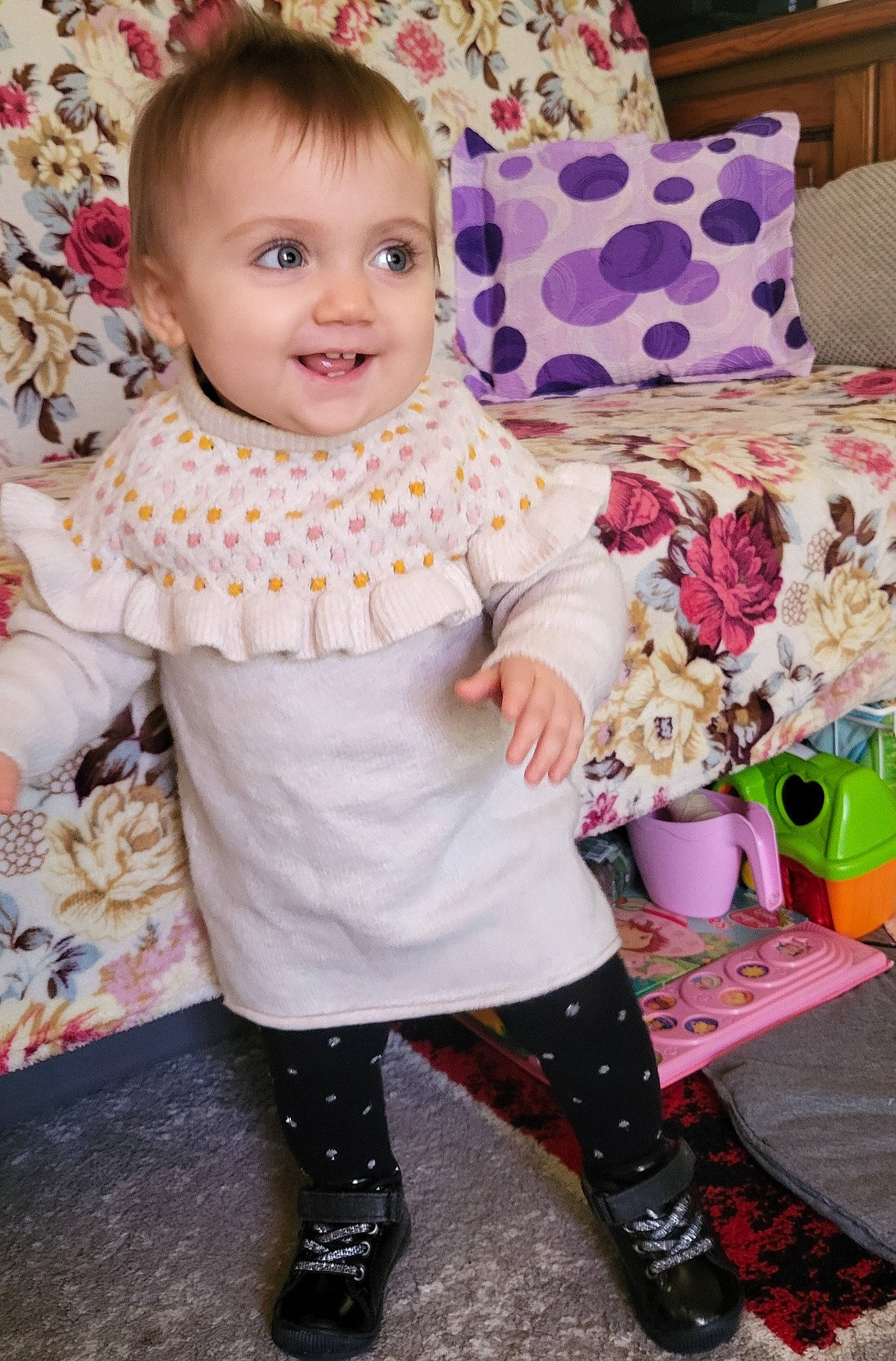 Emily Stefania a rejoint le concours — aidez-le/la à gagner de superbes lots ! baby, baby_toddler_clothing, child, collar, couch, dress, happy, joy, linens, magenta, pattern, person, pink, purple, room, shoe, sleeve, smile, sock, t_shirt