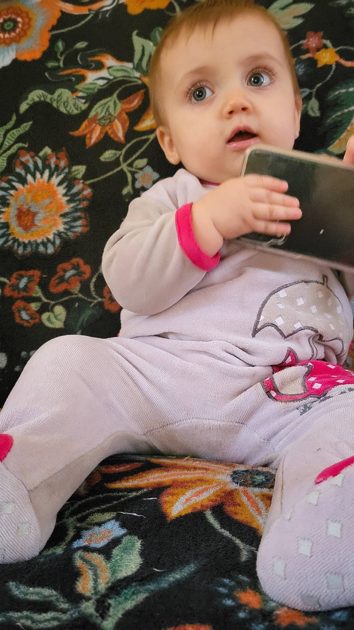 Emily Stefania a rejoint le concours — aidez-le/la à gagner de superbes lots ! baby, baby_toddler_clothing, cheek, child, happy, human_leg, lap, linens, magenta, pajamas, pattern, person, pink, portrait_photography, sitting, skin, sleeve, sock, surprise, t_shirt