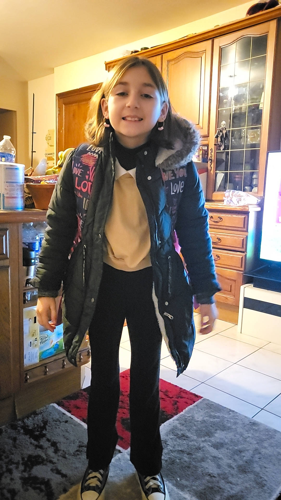 Antonia Maria participe au concours pour gagner de l'argent avec cette photo : bag, black_hair, blazer, cabinetry, electric_blue, event, fashion_accessory, fashion_design, flooring, formal_wear, fur, joy, long_hair, luggage_and_bags, person, purple, scarf, shawl, sleeve, smile