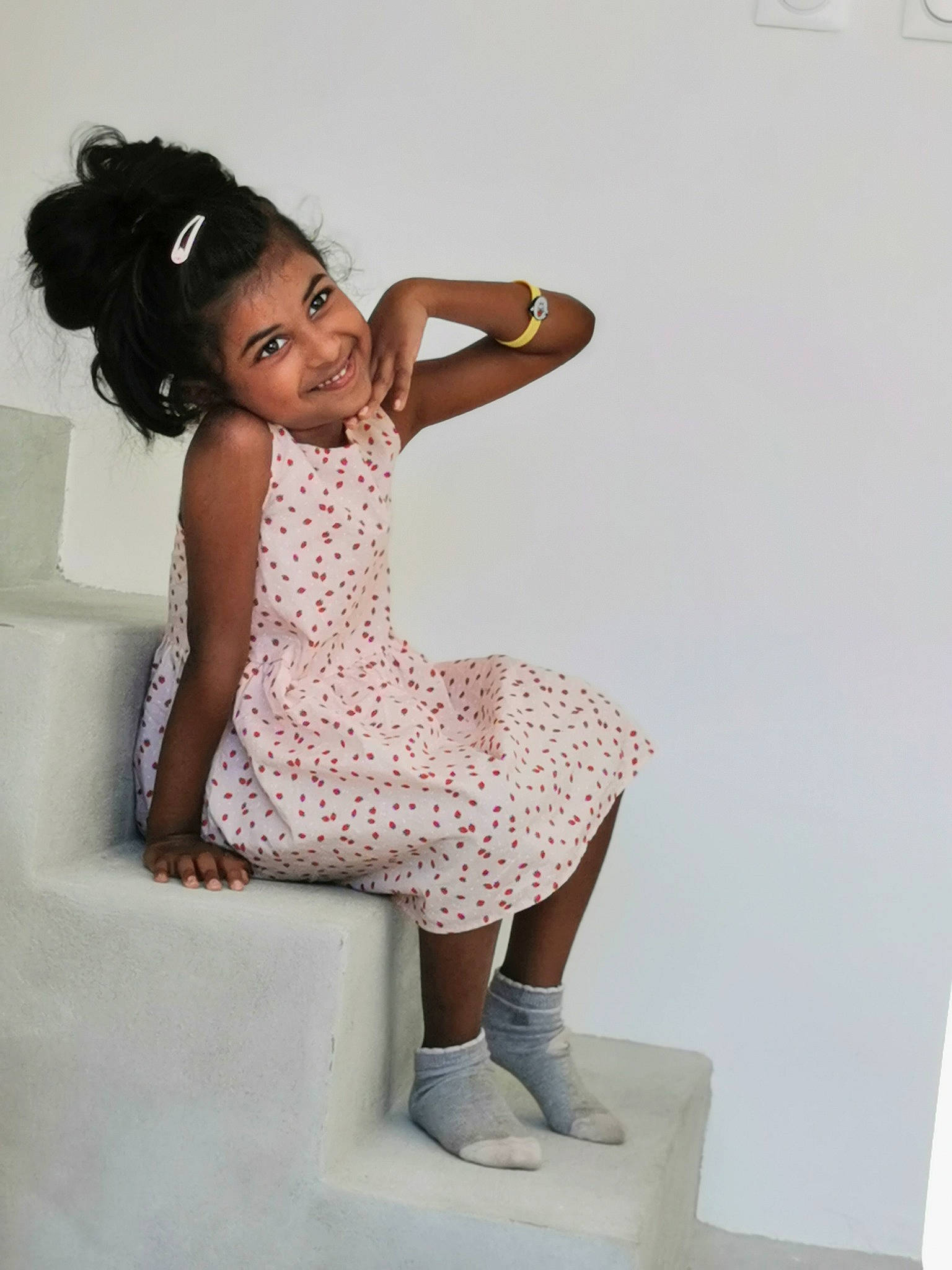 Eva a rejoint le concours — aidez-le/la à gagner de superbes lots ! child, day_dress, elbow, fashion_design, fashion_model, flash_photography, gesture, happy, human_leg, joint, joy, knee, long_hair, neck, one_piece_garment, pattern, person, shoulder, sitting, sleeve