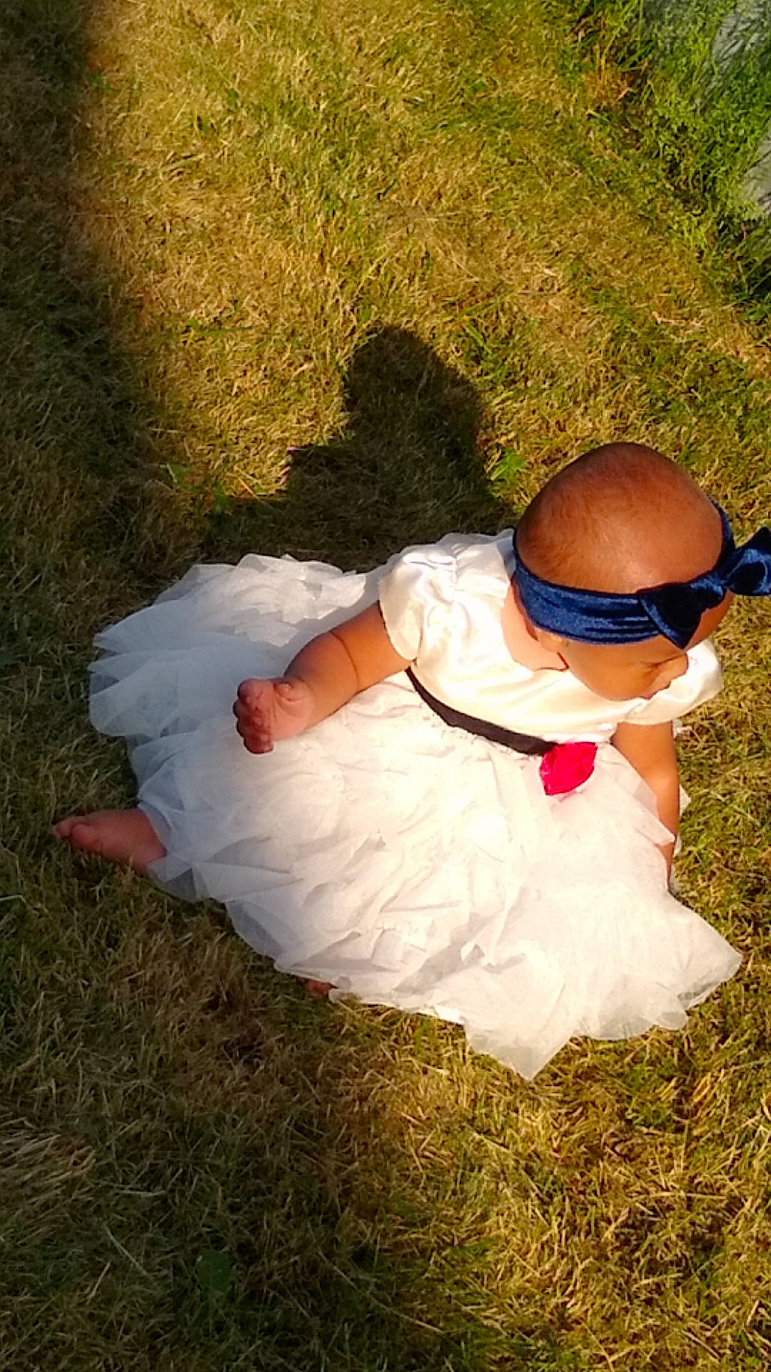 Ella is registered to the contest to win money with this photo: baby, baby_toddler_clothing, fun, goggles, grass, grass_family, grassland, hand, happy, hat, landscape, lawn, leisure, meadow, people_in_nature, person, plant, sun_hat, sunglasses, toddler