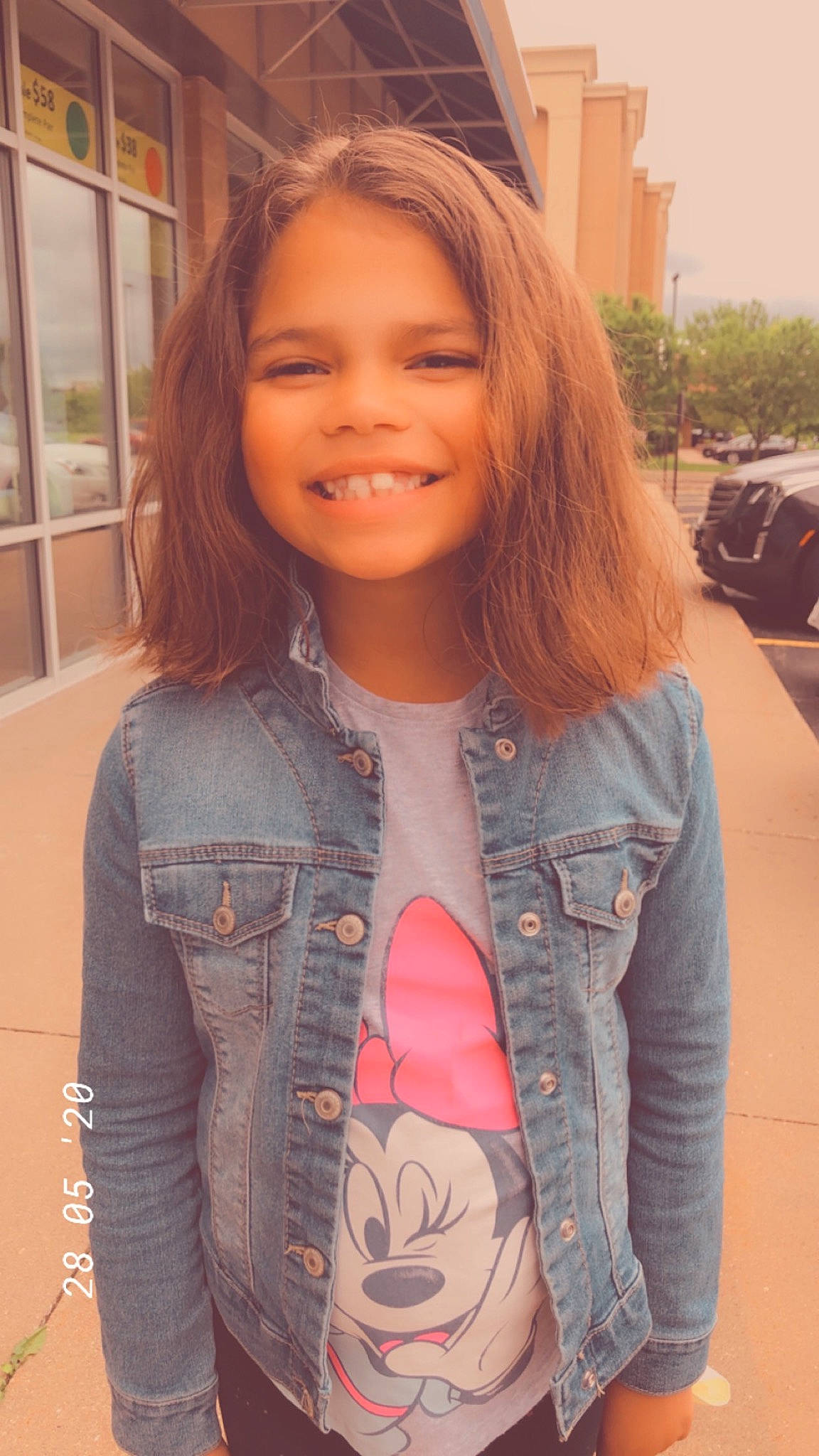 Vanessa is registered to the contest to win money with this photo: chin, eyebrow, eyelash, fashion, forehead, hair, hairstyle, head, joint, joy, lip, mouth, neck, organ, person, shoulder, skin, sleeve, smile, street_fashion