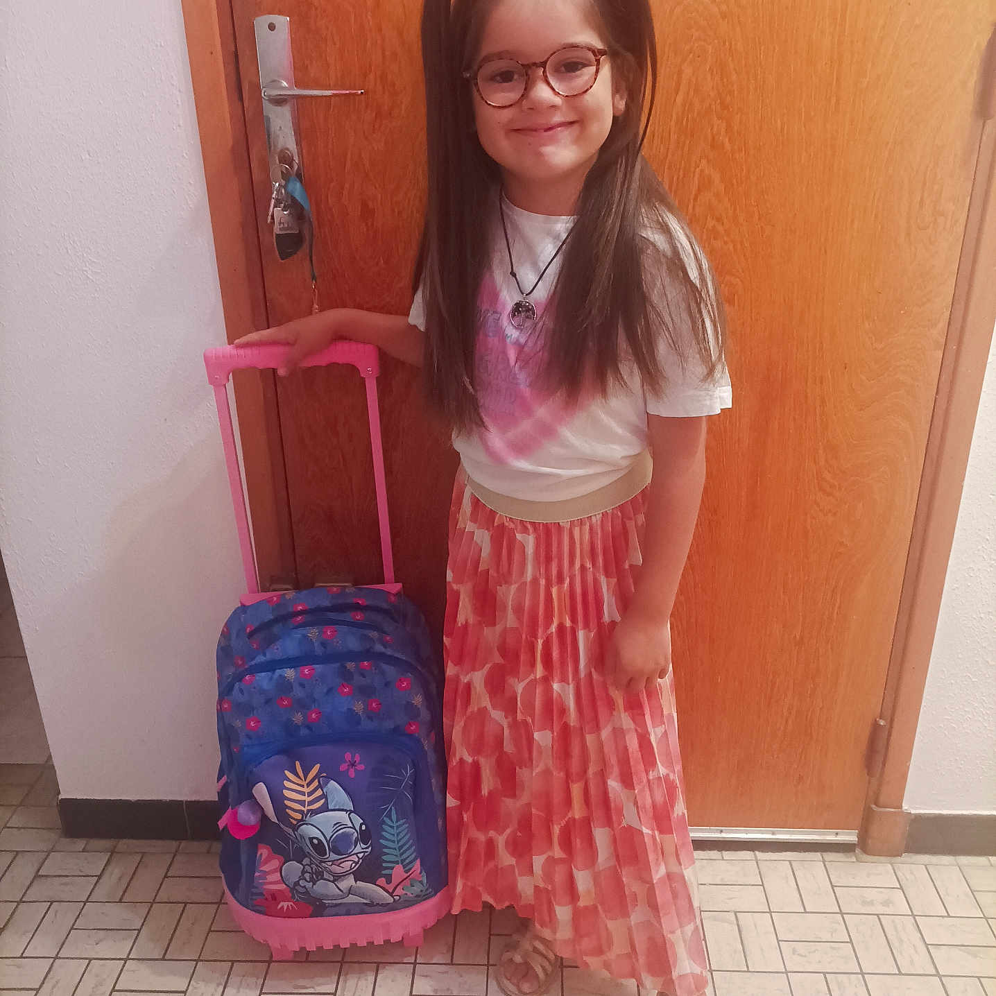 Sïanna a rejoint le concours — aidez-le/la à gagner de superbes lots ! accessories, backpack, bag, baggage, blouse, child, clothing, dress, female, footwear, girl, glasses, head, jewelry, necklace, person, sandal, skirt, suitcase, wood