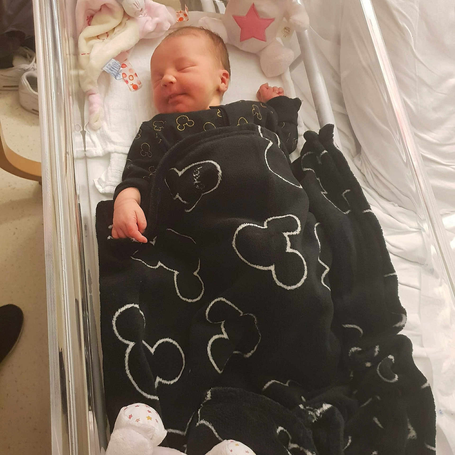 Loriana a rejoint le concours — aidez-le/la à gagner de superbes lots ! baby_products, black, child, day, material, person, product, square, textile, toddler